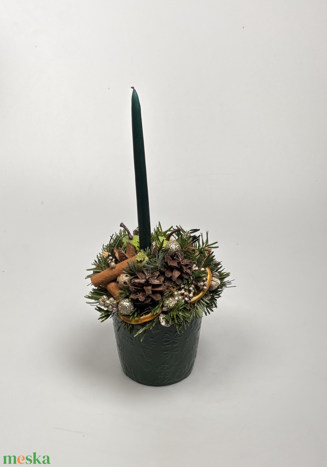 Fenyőzöld, színében mintás bögrére épült, 1 sötétzöld ceruzagyertyás adventi asztaldísz deres almákkal (XM-61) - karácsony - adventi díszek - adventi asztaldísz - Meska.hu