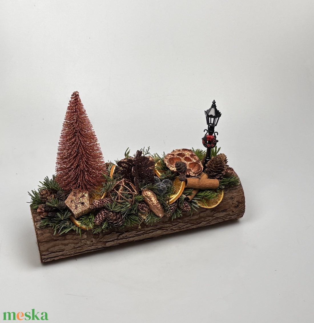 Bronz színű fenyővel, lámpaoszloppal, naranccsal és egyéb termésekkel is ékített adventi asztaldísz fahasábon  - karácsony - adventi díszek - adventi asztaldísz - Meska.hu