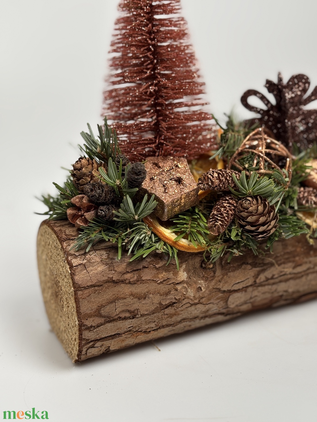 Bronz színű fenyővel, lámpaoszloppal, naranccsal és egyéb termésekkel is ékített adventi asztaldísz fahasábon  - karácsony - adventi díszek - adventi asztaldísz - Meska.hu