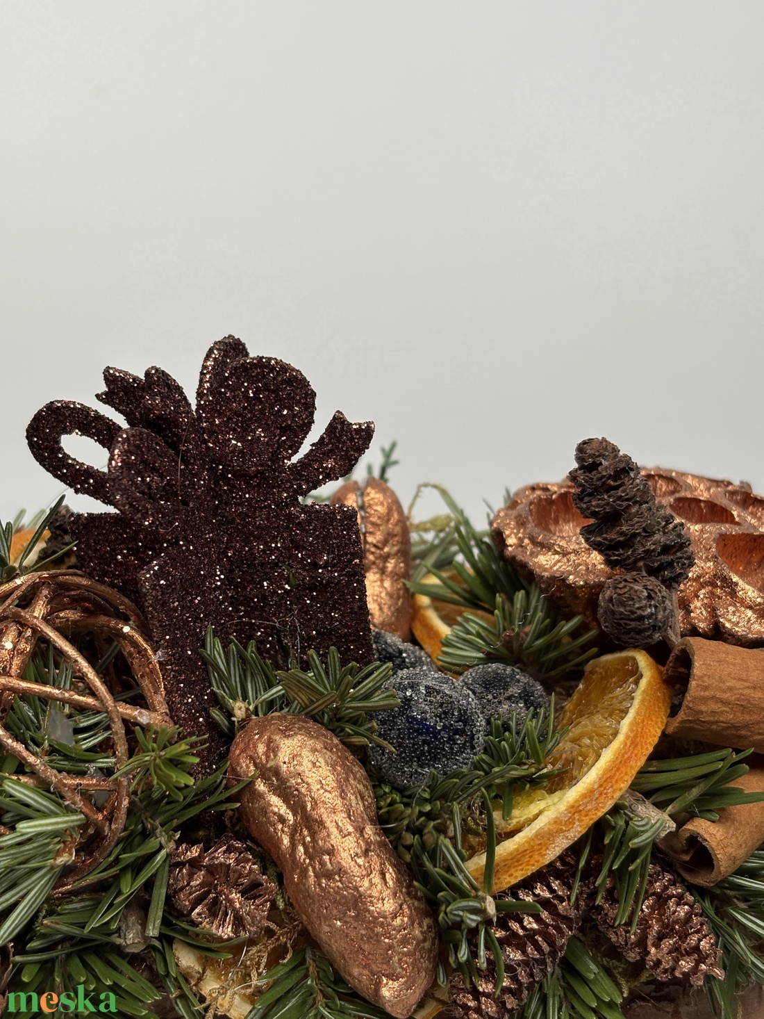 Bronz színű fenyővel, lámpaoszloppal, naranccsal és egyéb termésekkel is ékített adventi asztaldísz fahasábon  - karácsony - adventi díszek - adventi asztaldísz - Meska.hu