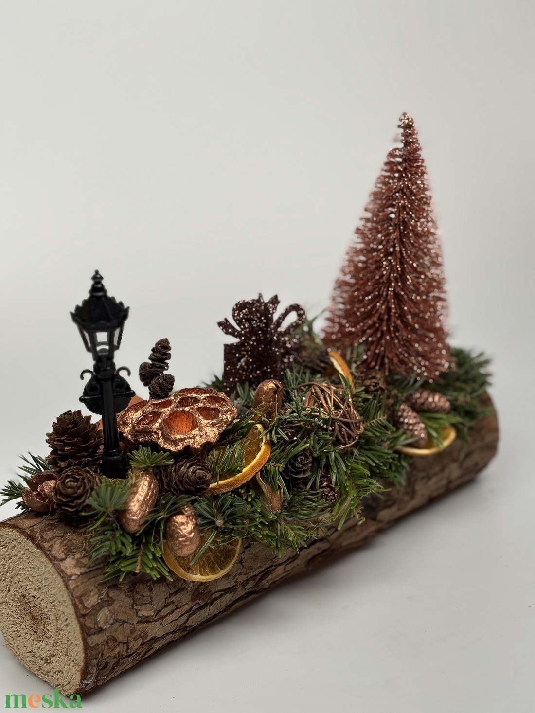 Bronz színű fenyővel, lámpaoszloppal, naranccsal és egyéb termésekkel is ékített adventi asztaldísz fahasábon  - karácsony - adventi díszek - adventi asztaldísz - Meska.hu