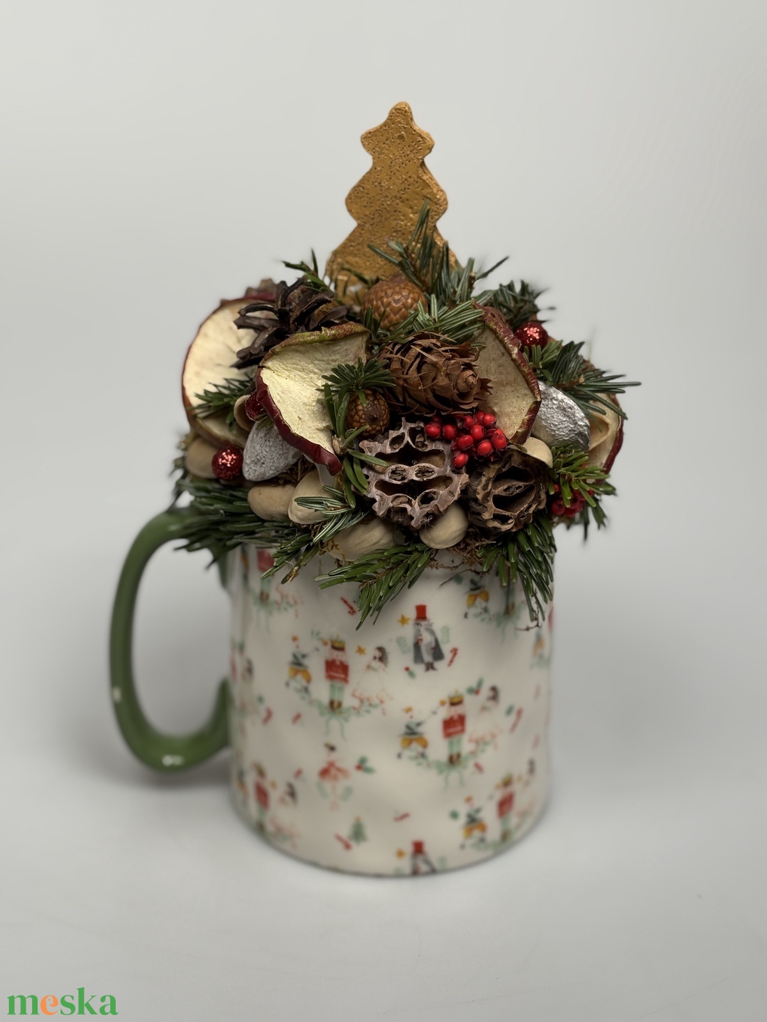 Karácsonyi életképekkel ékített bögrére épült, mézeskalács fenyőfa figura termésekkel és kellékekkel díszítve (XM-62) - karácsony - adventi díszek - adventi asztaldísz - Meska.hu