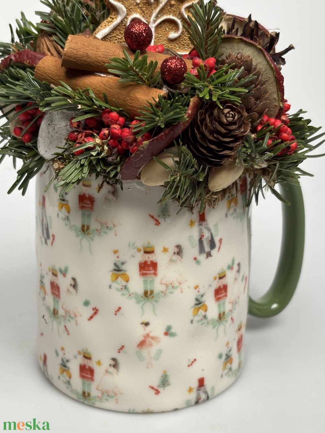 Karácsonyi életképekkel ékített bögrére épült, mézeskalács fenyőfa figura termésekkel és kellékekkel díszítve (XM-62) - karácsony - adventi díszek - adventi asztaldísz - Meska.hu