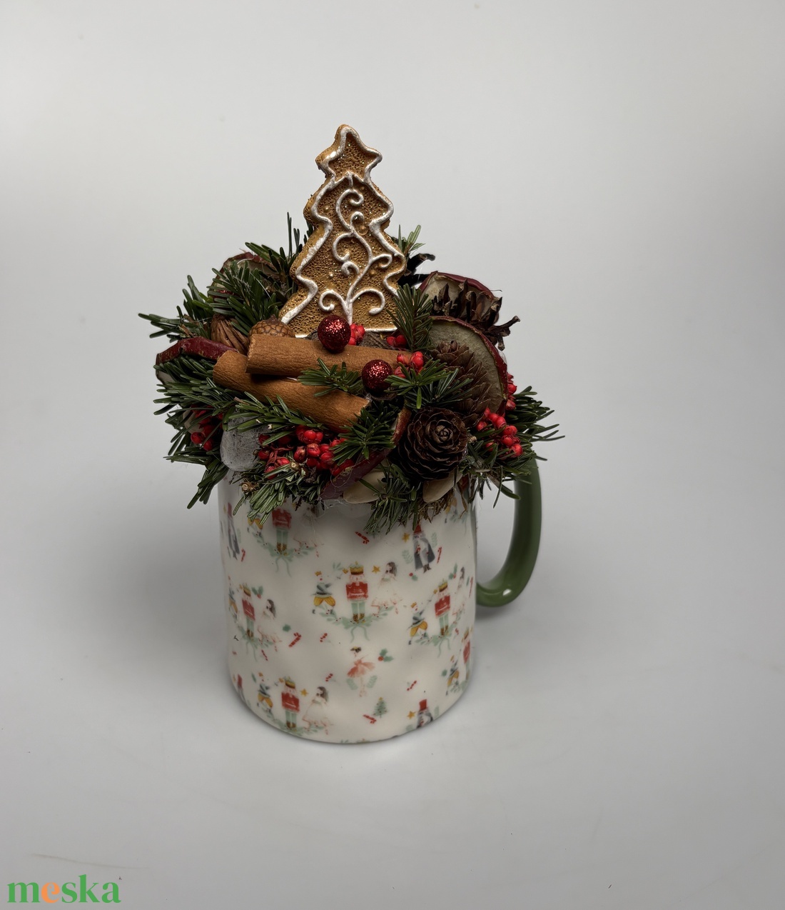 Karácsonyi életképekkel ékített bögrére épült, mézeskalács fenyőfa figura termésekkel és kellékekkel díszítve (XM-62) - karácsony - adventi díszek - adventi asztaldísz - Meska.hu