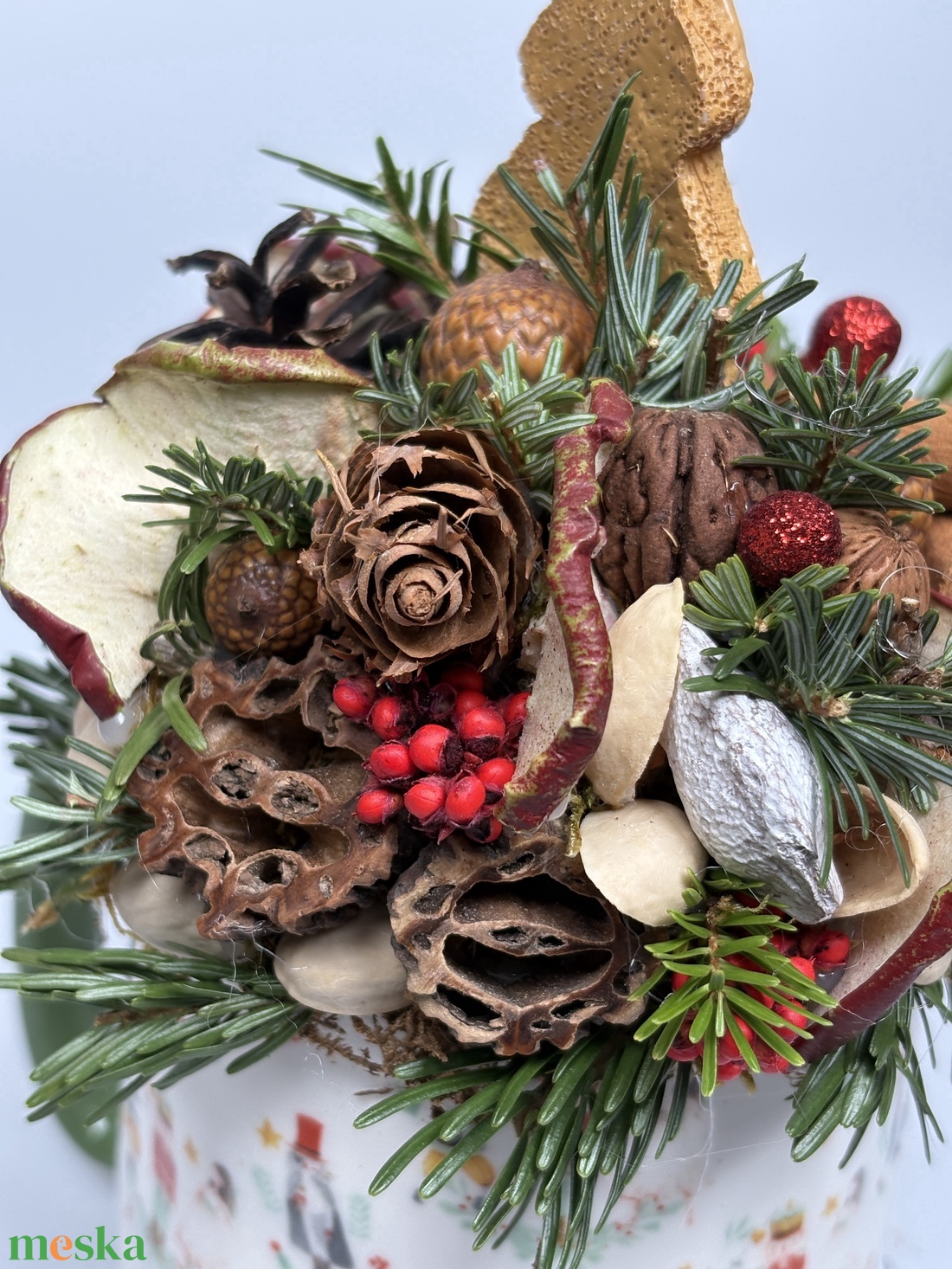 Karácsonyi életképekkel ékített bögrére épült, mézeskalács fenyőfa figura termésekkel és kellékekkel díszítve (XM-62) - karácsony - adventi díszek - adventi asztaldísz - Meska.hu