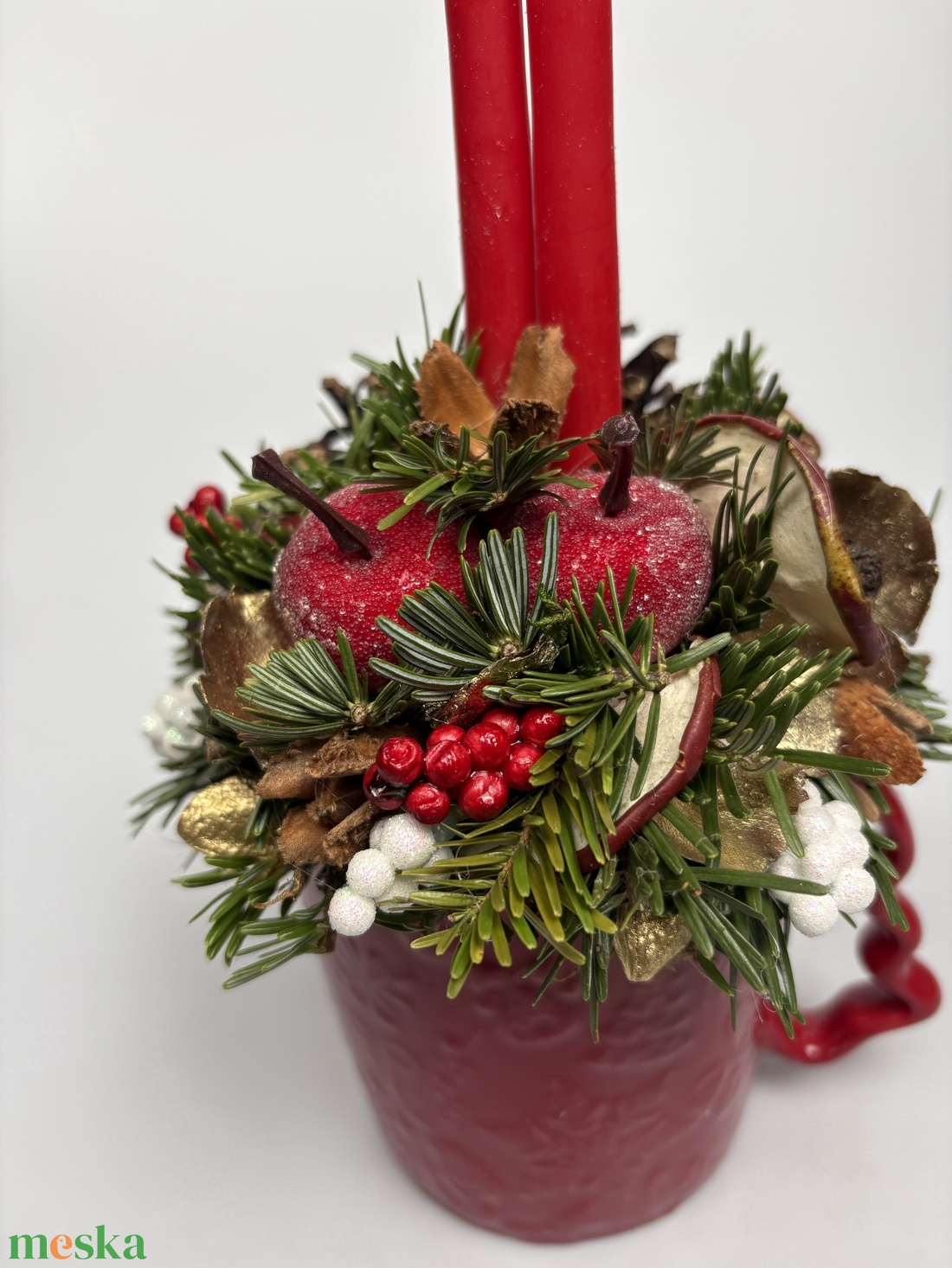Piros karácsonyi bögrére épült, 2 piros ceruzagyertyával díszített adventi asztaldísz (XM-64) - karácsony - adventi díszek - adventi asztaldísz - Meska.hu