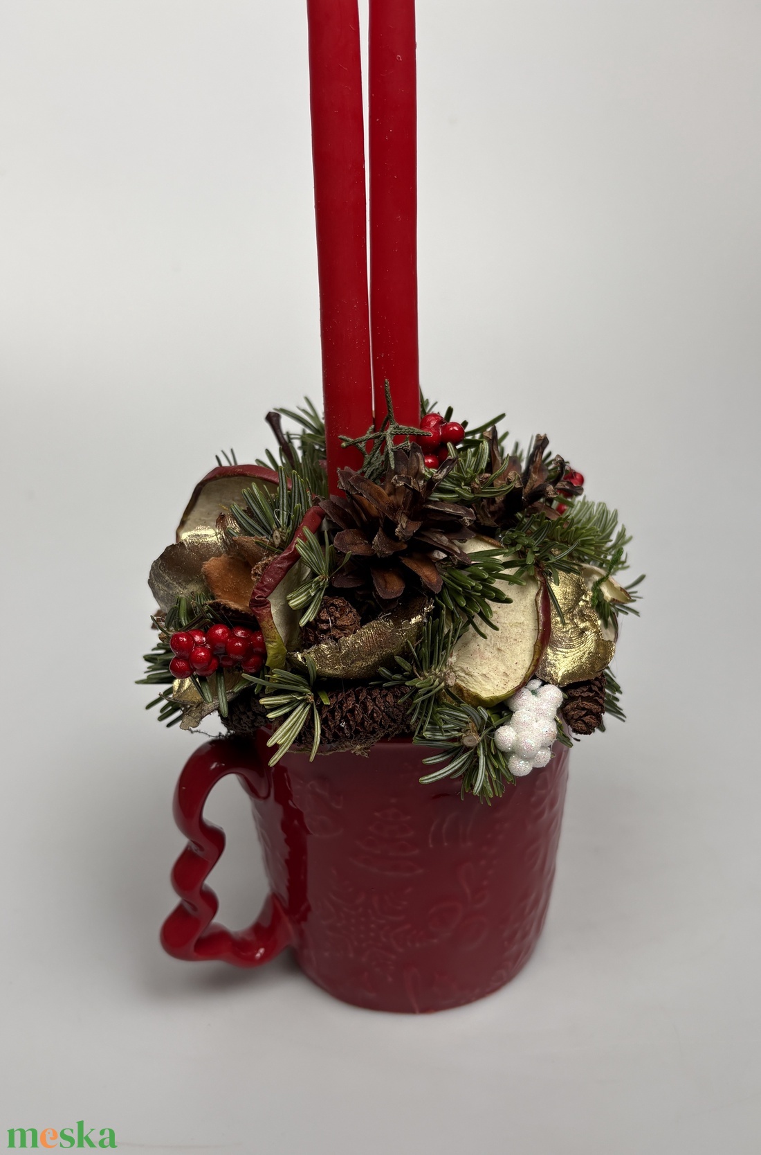 Piros karácsonyi bögrére épült, 2 piros ceruzagyertyával díszített adventi asztaldísz (XM-64) - karácsony - adventi díszek - adventi asztaldísz - Meska.hu