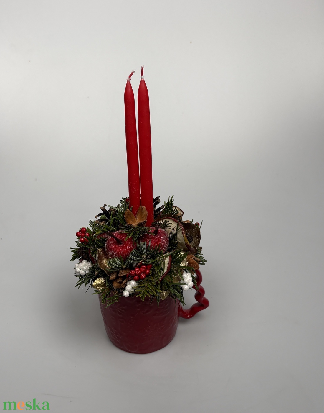 Piros karácsonyi bögrére épült, 2 piros ceruzagyertyával díszített adventi asztaldísz (XM-64) - karácsony - adventi díszek - adventi asztaldísz - Meska.hu