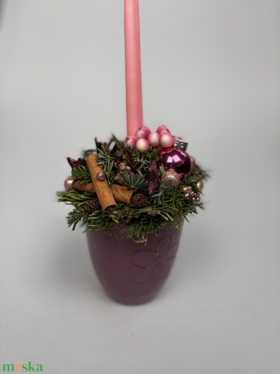 Mályva színű bögrére épült, 2 rózsaszín ceruzagyertyával díszített adventi asztaldísz (XM-65) - karácsony - adventi díszek - adventi asztaldísz - Meska.hu