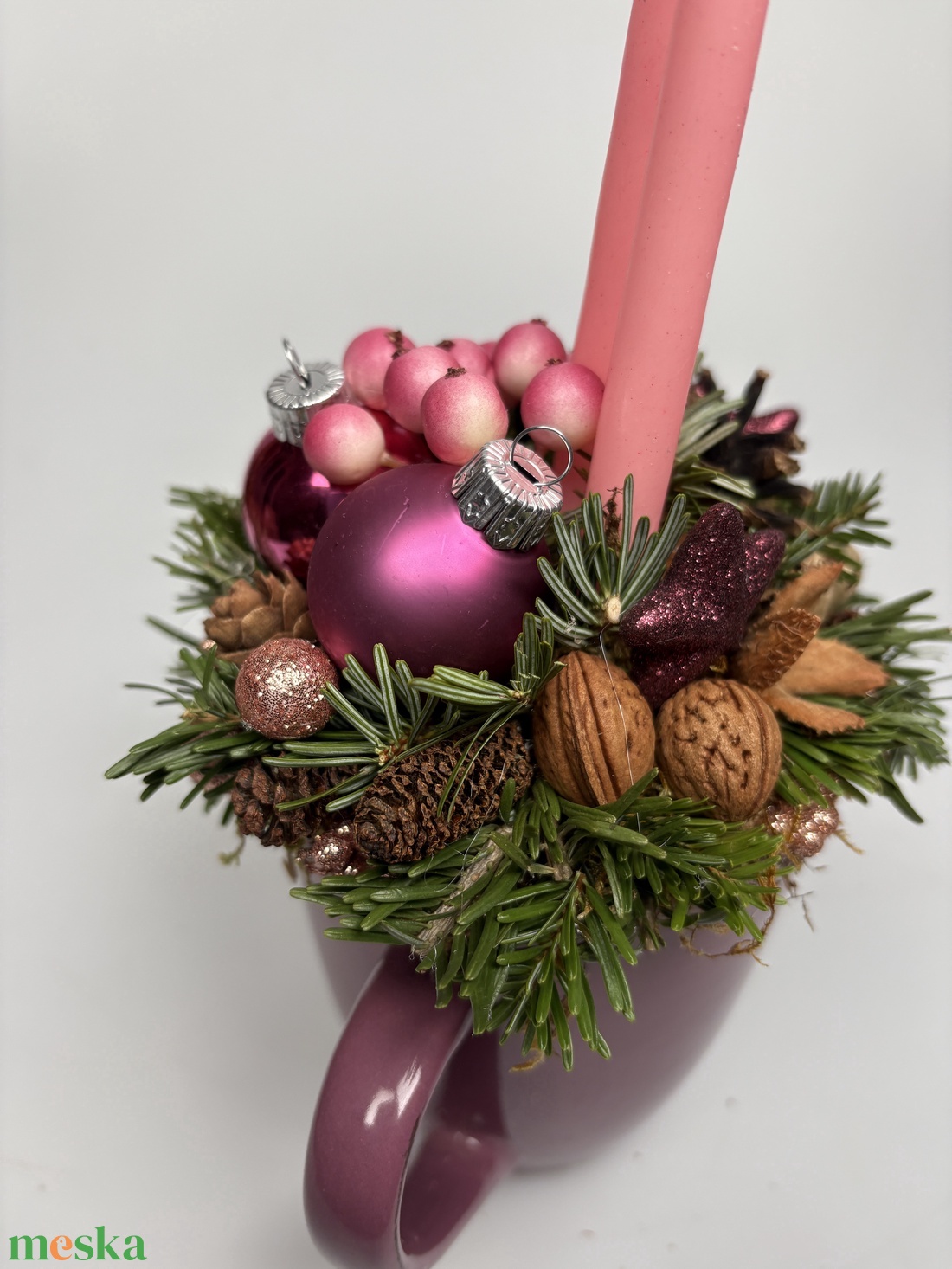 Mályva színű bögrére épült, 2 rózsaszín ceruzagyertyával díszített adventi asztaldísz (XM-65) - karácsony - adventi díszek - adventi asztaldísz - Meska.hu
