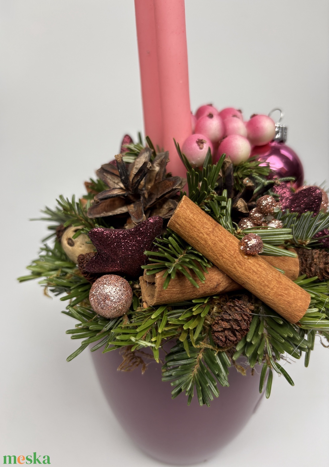 Mályva színű bögrére épült, 2 rózsaszín ceruzagyertyával díszített adventi asztaldísz (XM-65) - karácsony - adventi díszek - adventi asztaldísz - Meska.hu