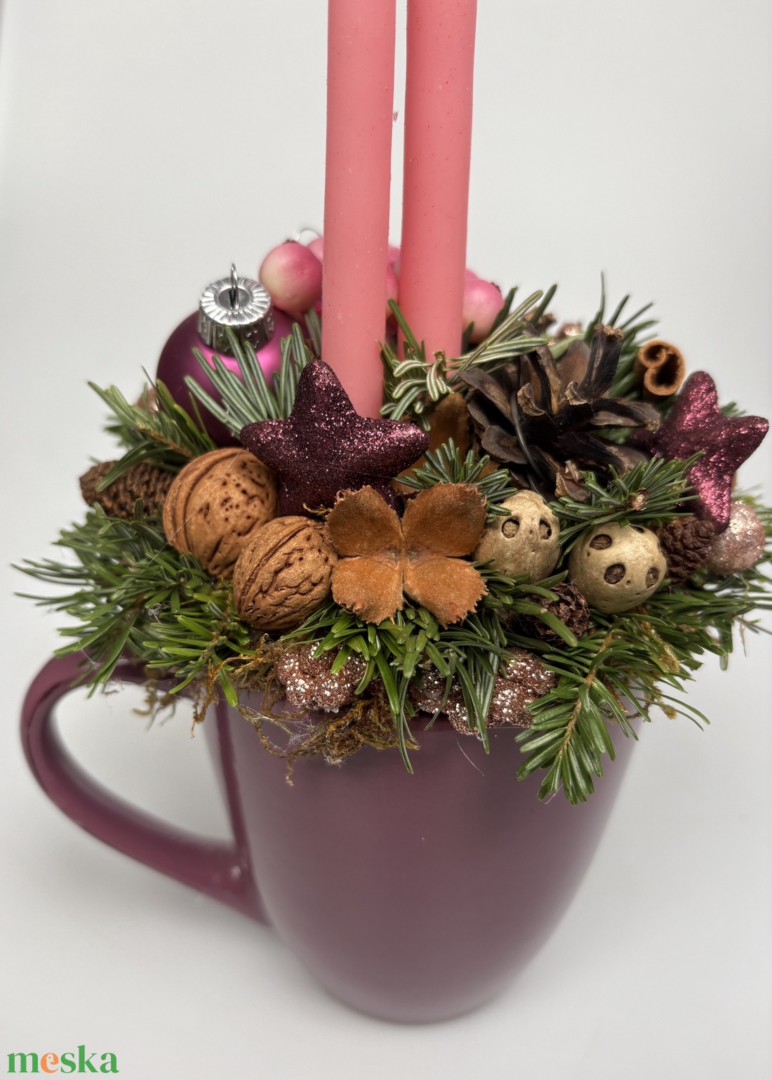 Mályva színű bögrére épült, 2 rózsaszín ceruzagyertyával díszített adventi asztaldísz (XM-65) - karácsony - adventi díszek - adventi asztaldísz - Meska.hu