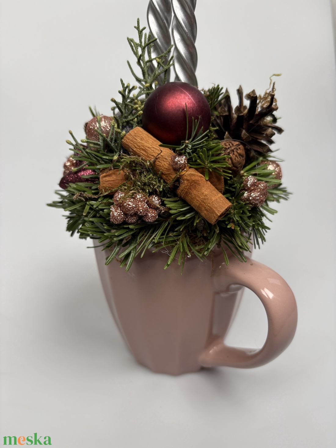 Epresjoghurt színű bögrére épült, 2 ezüst csavart gyertyával díszített adventi asztaldísz (XM-66) - karácsony - adventi díszek - adventi asztaldísz - Meska.hu