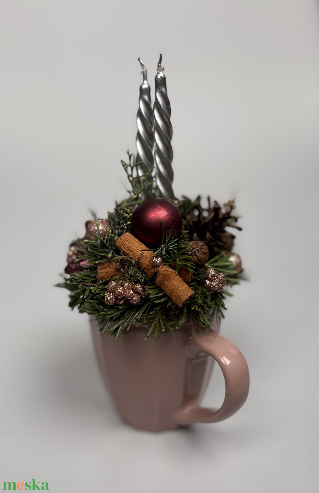 Epresjoghurt színű bögrére épült, 2 ezüst csavart gyertyával díszített adventi asztaldísz (XM-66) - karácsony - adventi díszek - adventi asztaldísz - Meska.hu