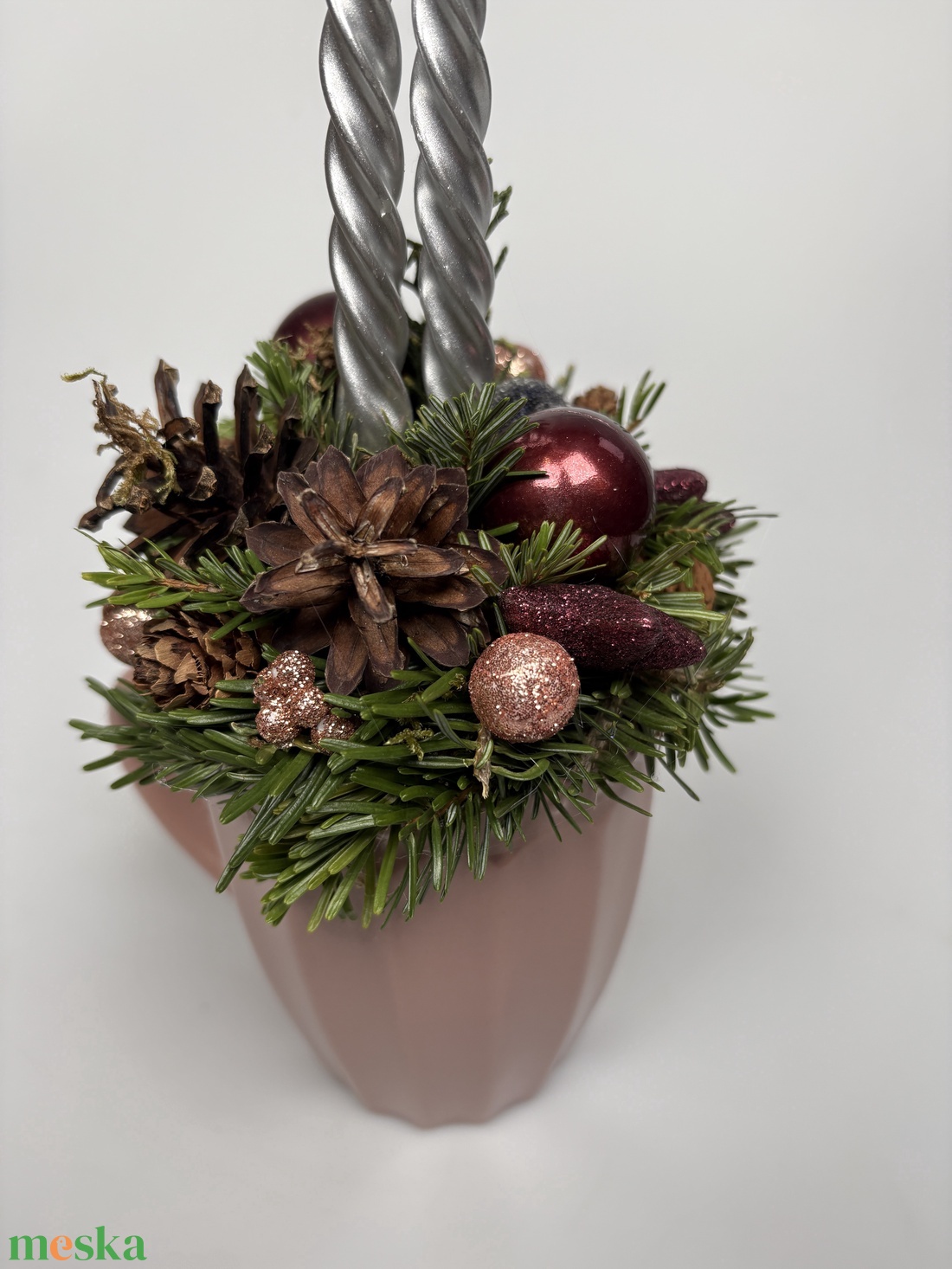 Epresjoghurt színű bögrére épült, 2 ezüst csavart gyertyával díszített adventi asztaldísz (XM-66) - karácsony - adventi díszek - adventi asztaldísz - Meska.hu