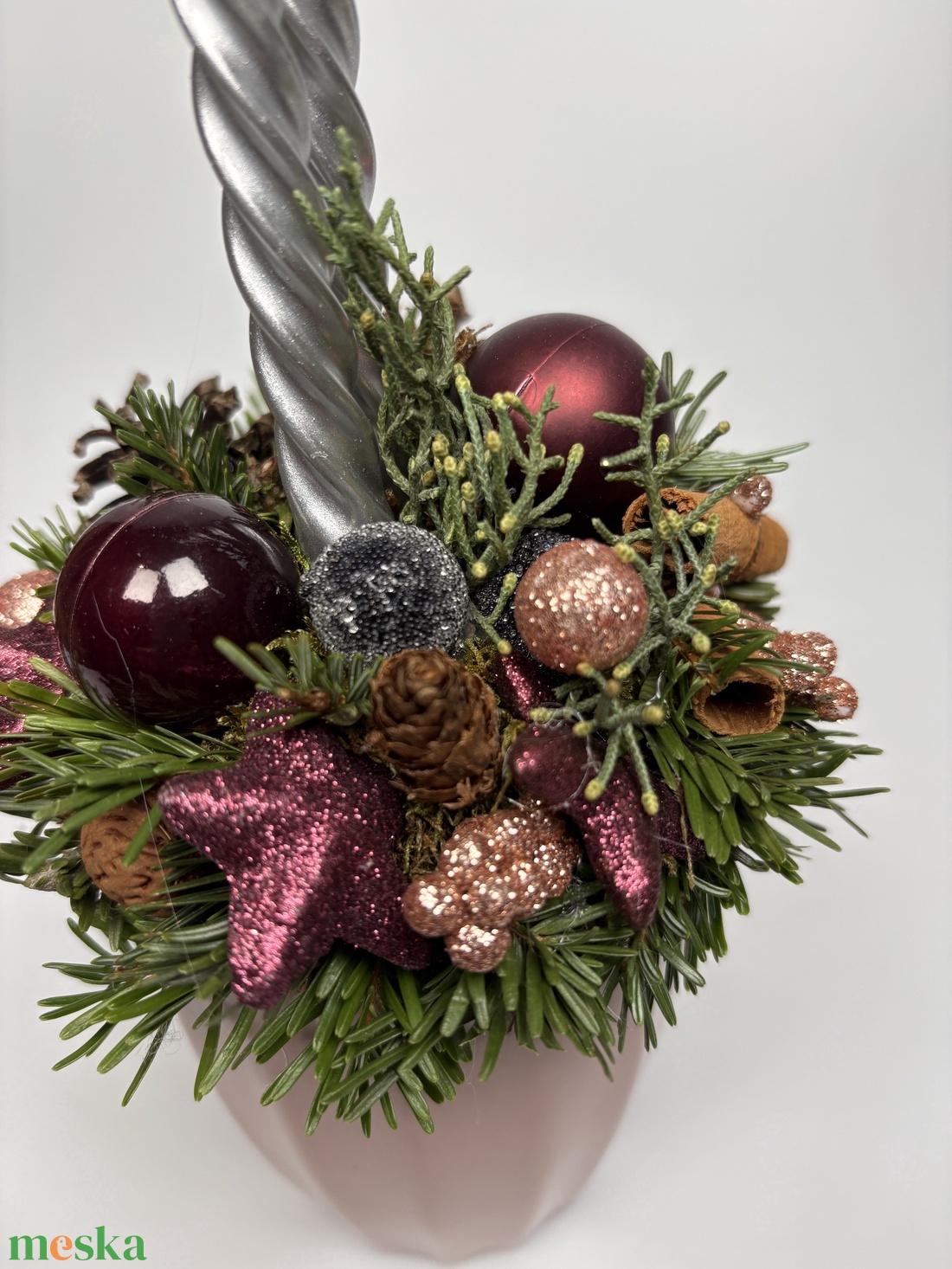 Epresjoghurt színű bögrére épült, 2 ezüst csavart gyertyával díszített adventi asztaldísz (XM-66) - karácsony - adventi díszek - adventi asztaldísz - Meska.hu