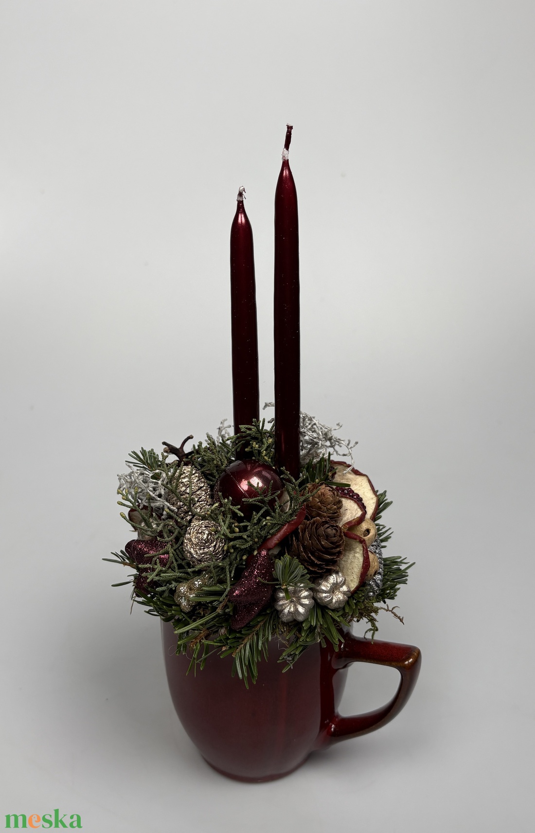 Burgundi vörös színű bögrére épült, 2 bordó ceruzagyertyával díszített adventi asztaldísz (XM-67) - karácsony - adventi díszek - adventi asztaldísz - Meska.hu