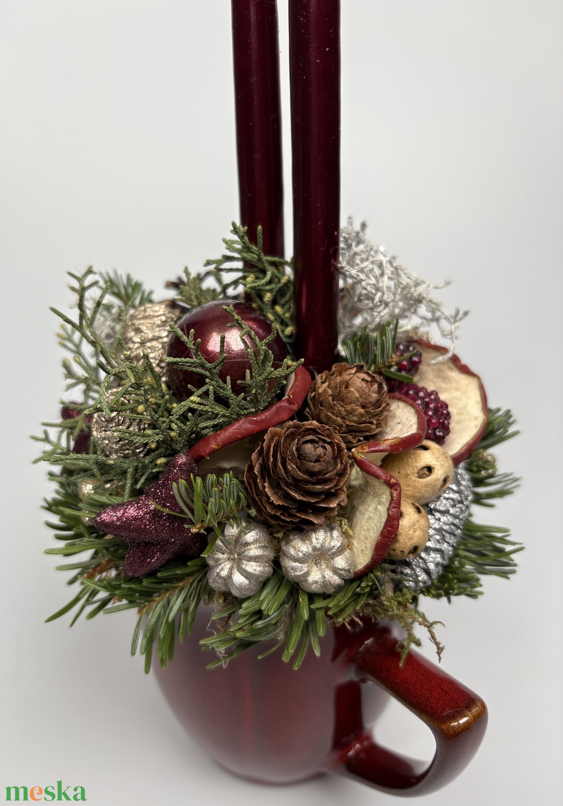 Burgundi vörös színű bögrére épült, 2 bordó ceruzagyertyával díszített adventi asztaldísz (XM-67) - karácsony - adventi díszek - adventi asztaldísz - Meska.hu