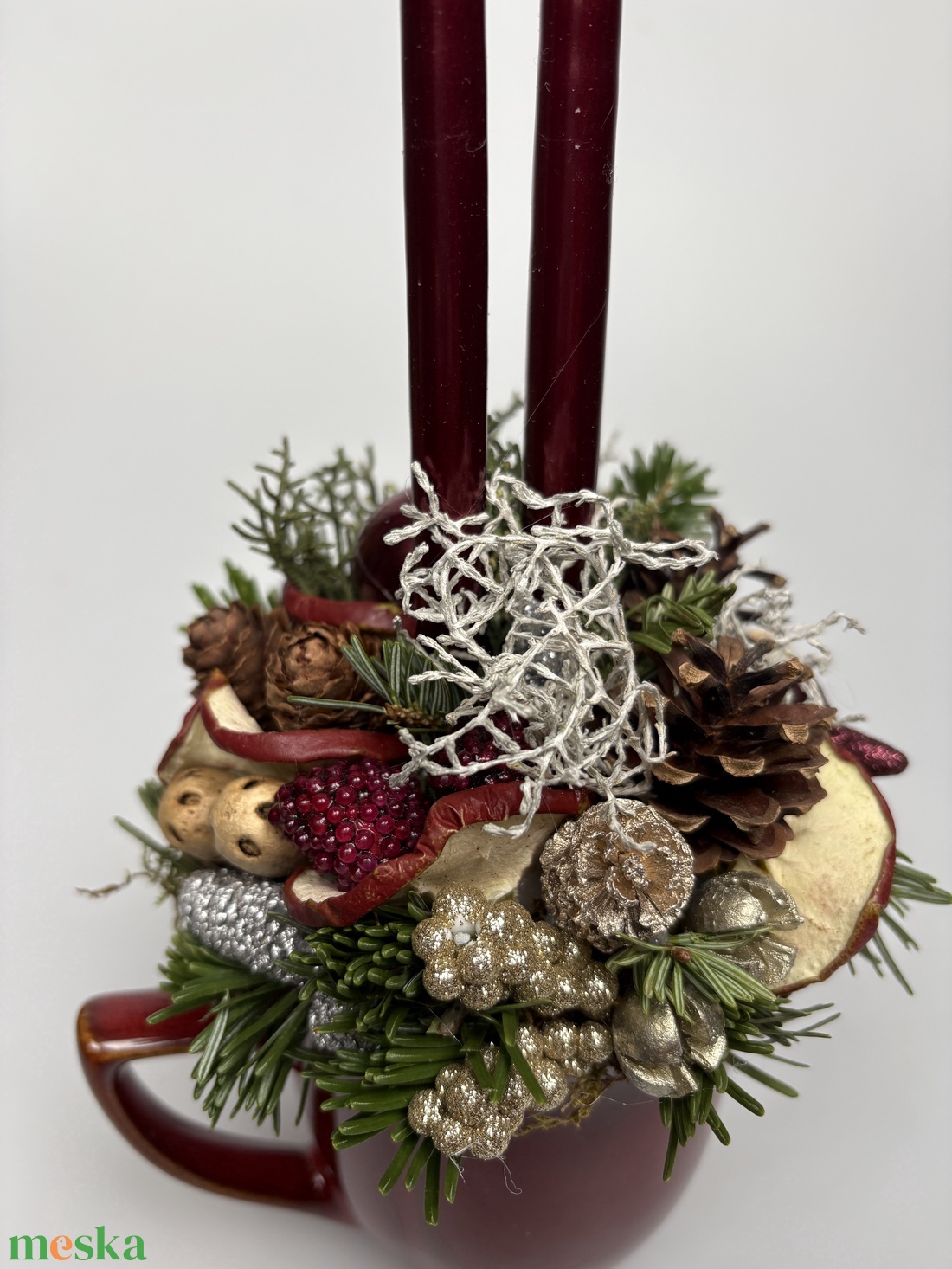 Burgundi vörös színű bögrére épült, 2 bordó ceruzagyertyával díszített adventi asztaldísz (XM-67) - karácsony - adventi díszek - adventi asztaldísz - Meska.hu