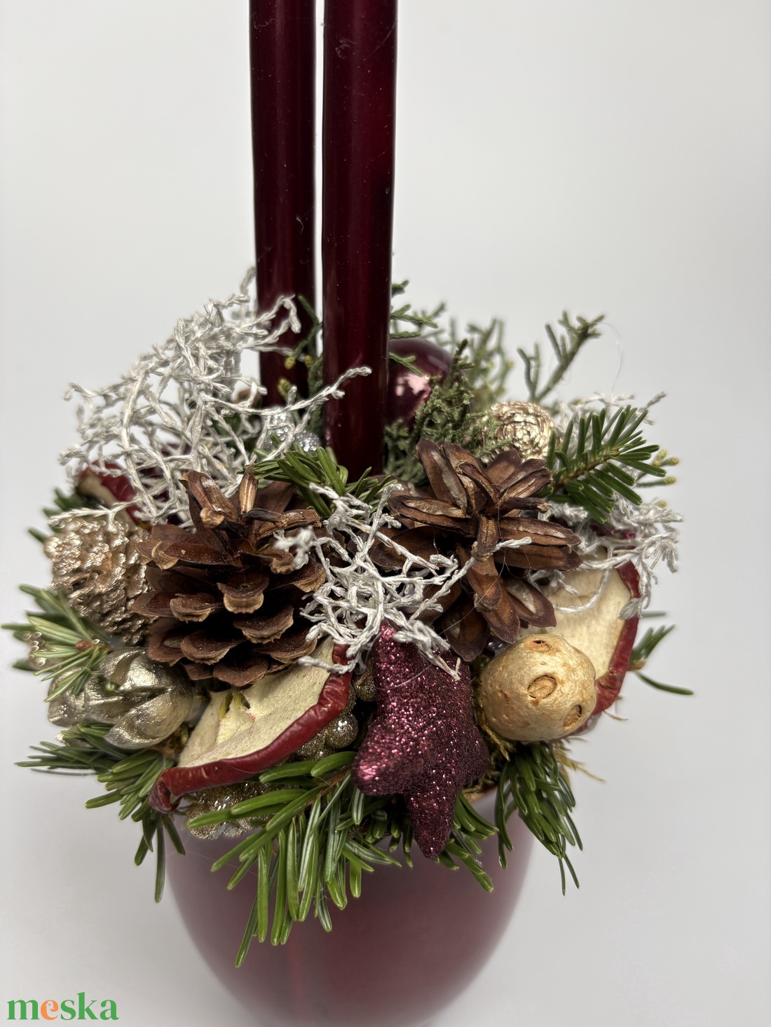 Burgundi vörös színű bögrére épült, 2 bordó ceruzagyertyával díszített adventi asztaldísz (XM-67) - karácsony - adventi díszek - adventi asztaldísz - Meska.hu