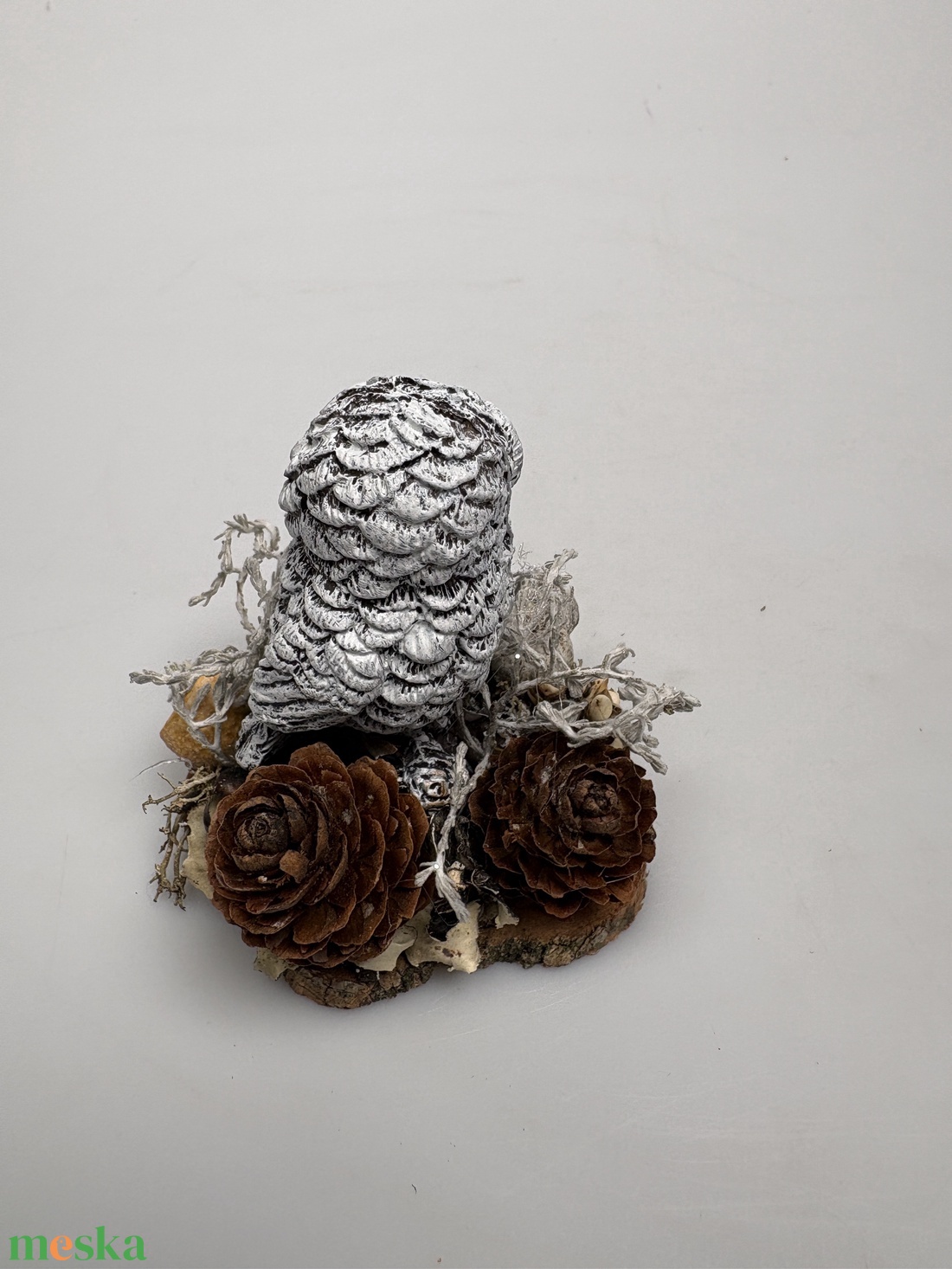 Újévi fogadalom teljesítéséhez segítséget nyújtó, faszeletre telepedett fehér baglyos téli pöttöm asztaldísz  - otthon & életmód - dekoráció - virágdísz és tartó - csokor & virágdísz - Meska.hu