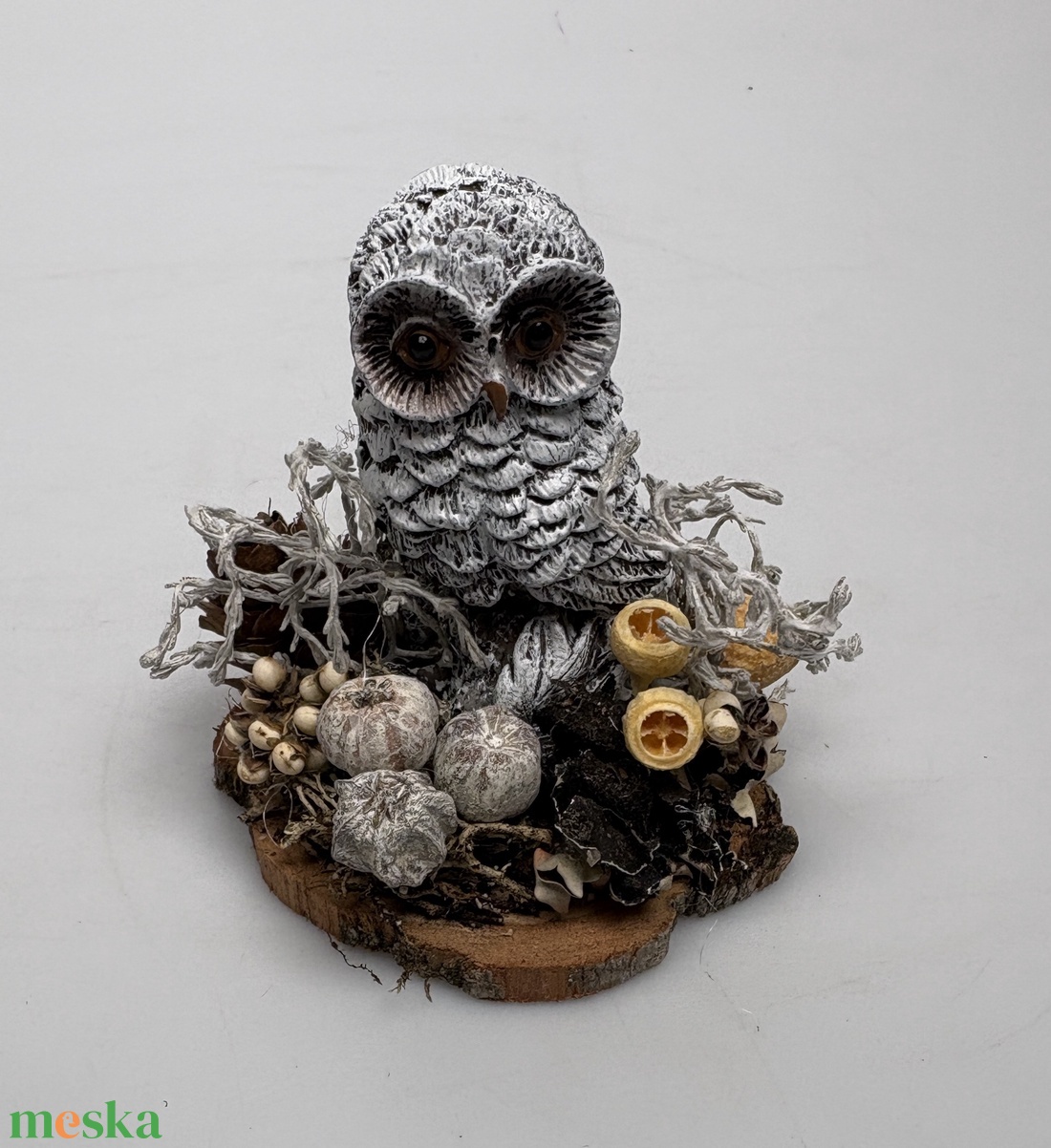 Újévi fogadalom teljesítéséhez segítséget nyújtó, faszeletre telepedett fehér baglyos téli pöttöm asztaldísz  - otthon & életmód - dekoráció - virágdísz és tartó - csokor & virágdísz - Meska.hu