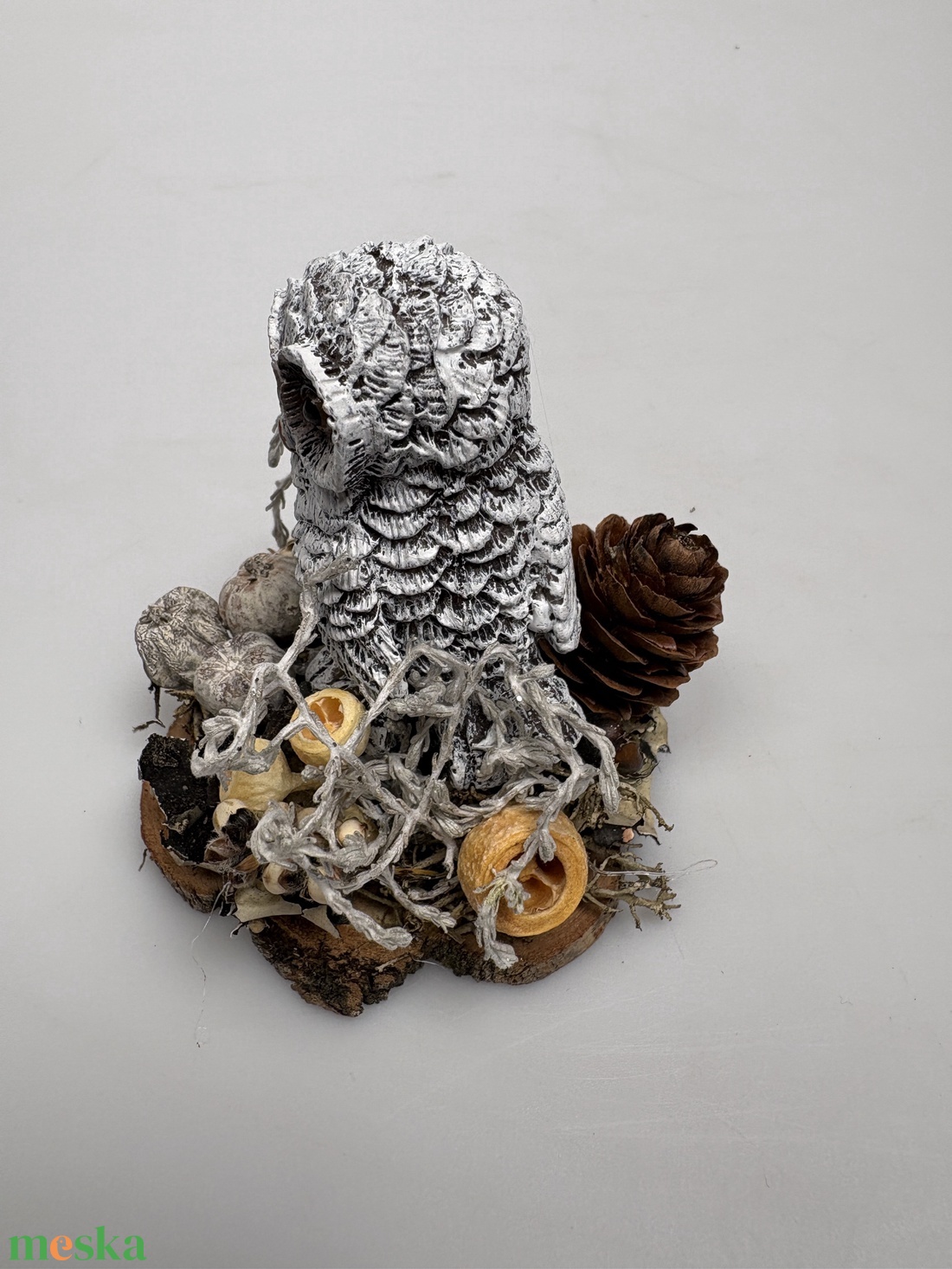 Újévi fogadalom teljesítéséhez segítséget nyújtó, faszeletre telepedett fehér baglyos téli pöttöm asztaldísz  - otthon & életmód - dekoráció - virágdísz és tartó - csokor & virágdísz - Meska.hu