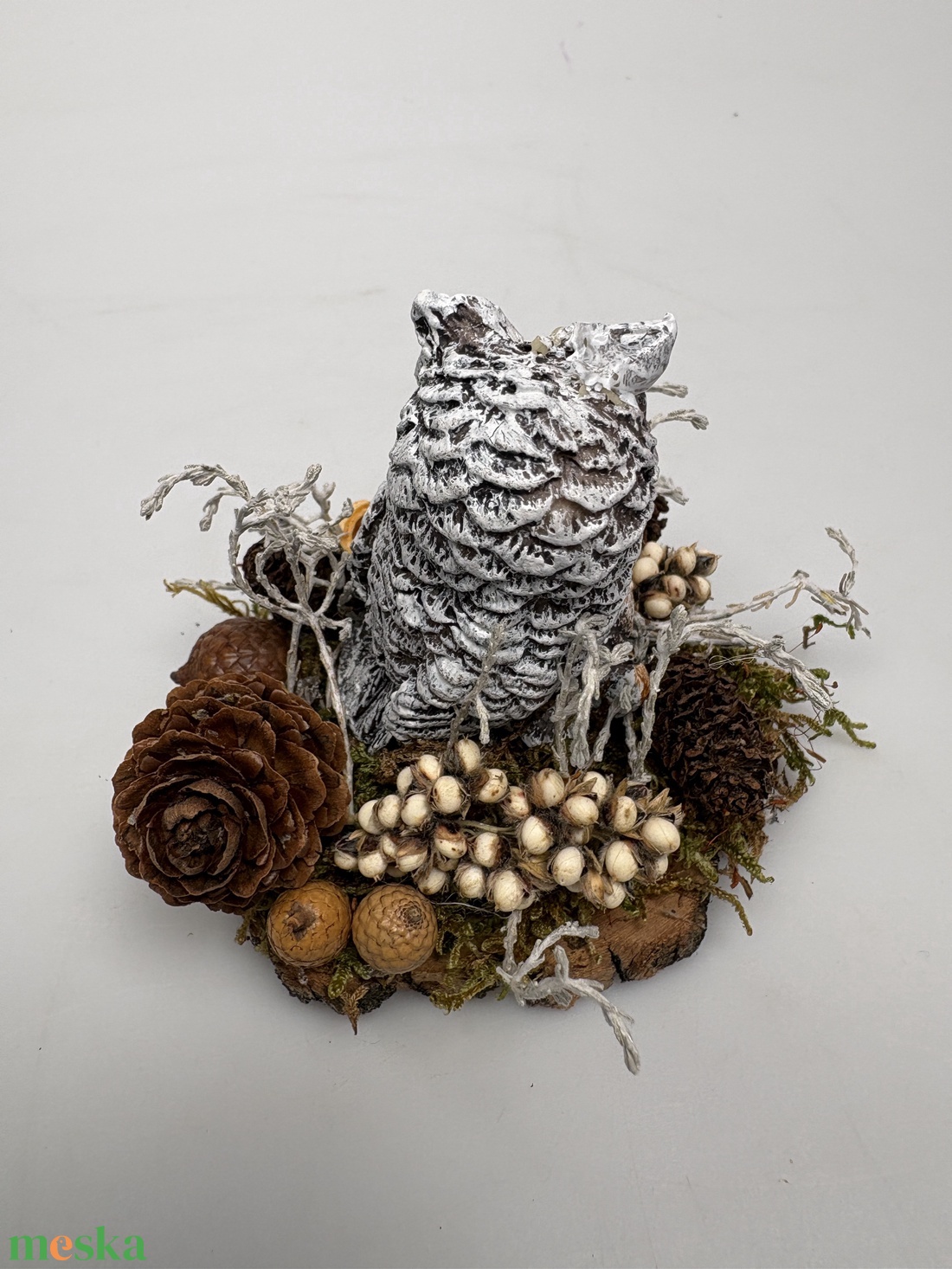 Újévi fogadalom teljesítéséhez segítséget nyújtó, faszeletre telepedett bozontos szemöldökű baglyos téli asztaldísz  - otthon & életmód - dekoráció - virágdísz és tartó - csokor & virágdísz - Meska.hu