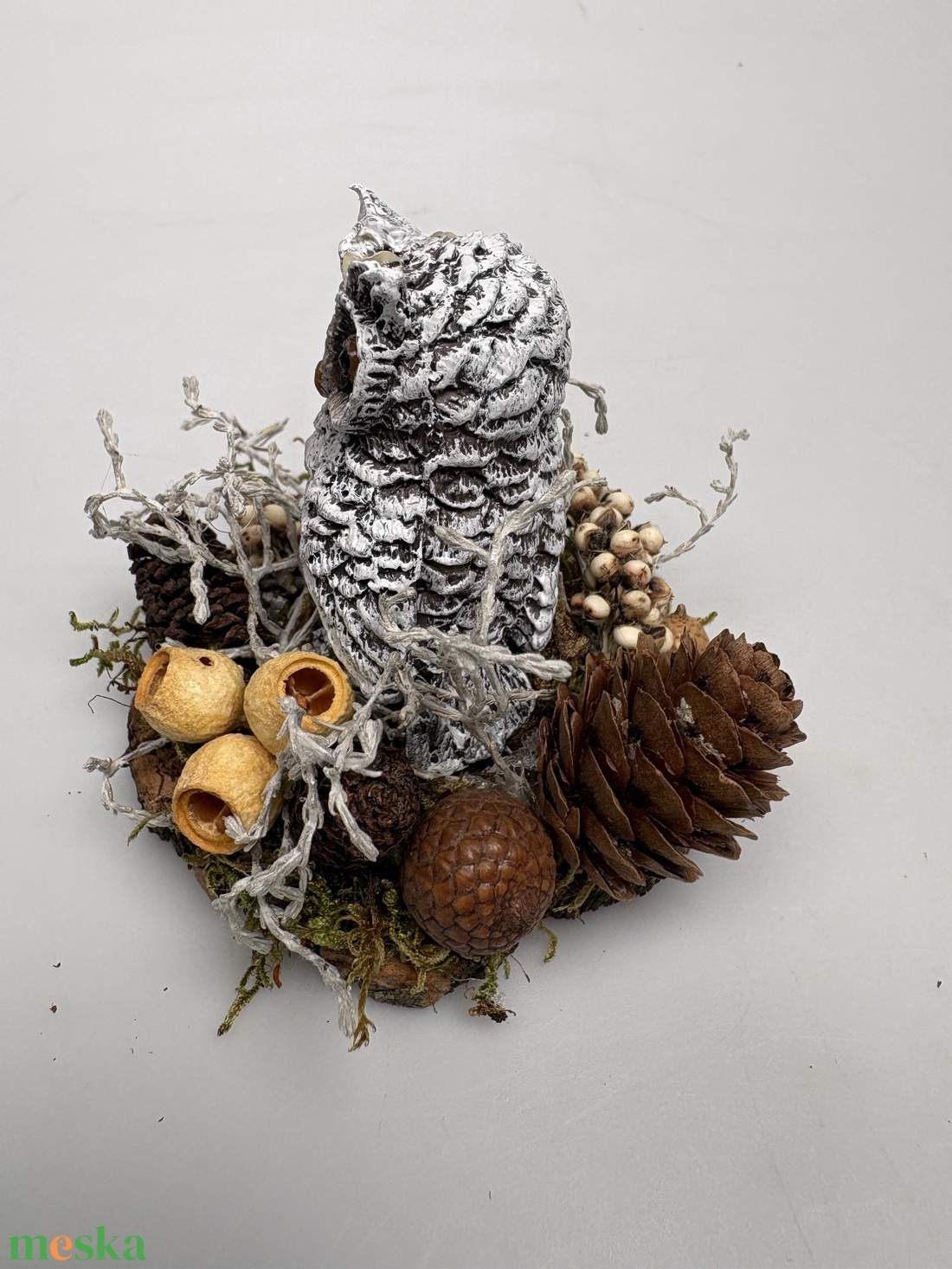 Újévi fogadalom teljesítéséhez segítséget nyújtó, faszeletre telepedett bozontos szemöldökű baglyos téli asztaldísz  - otthon & életmód - dekoráció - virágdísz és tartó - csokor & virágdísz - Meska.hu