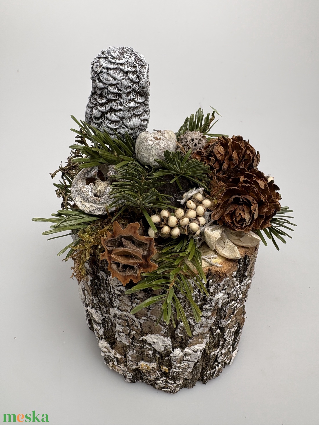 Újévi fogadalom teljesítéséhez segítséget nyújtó, magaslaton pihenő fehér baglyos téli asztaldísz  - otthon & életmód - dekoráció - virágdísz és tartó - csokor & virágdísz - Meska.hu