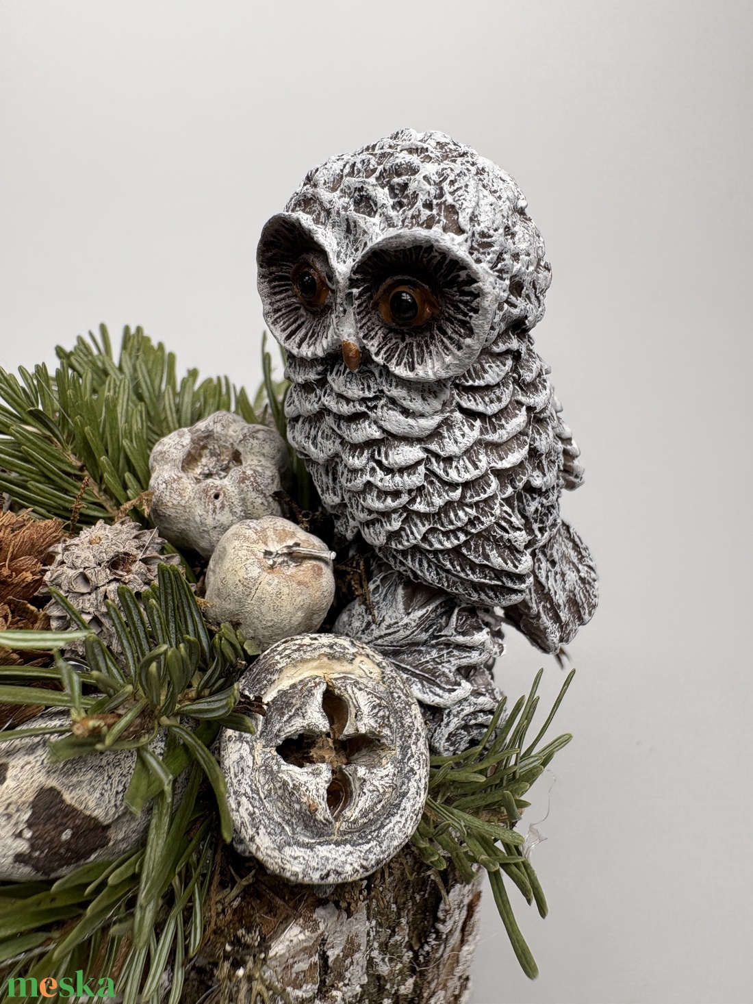 Újévi fogadalom teljesítéséhez segítséget nyújtó, magaslaton pihenő fehér baglyos téli asztaldísz  - otthon & életmód - dekoráció - virágdísz és tartó - csokor & virágdísz - Meska.hu