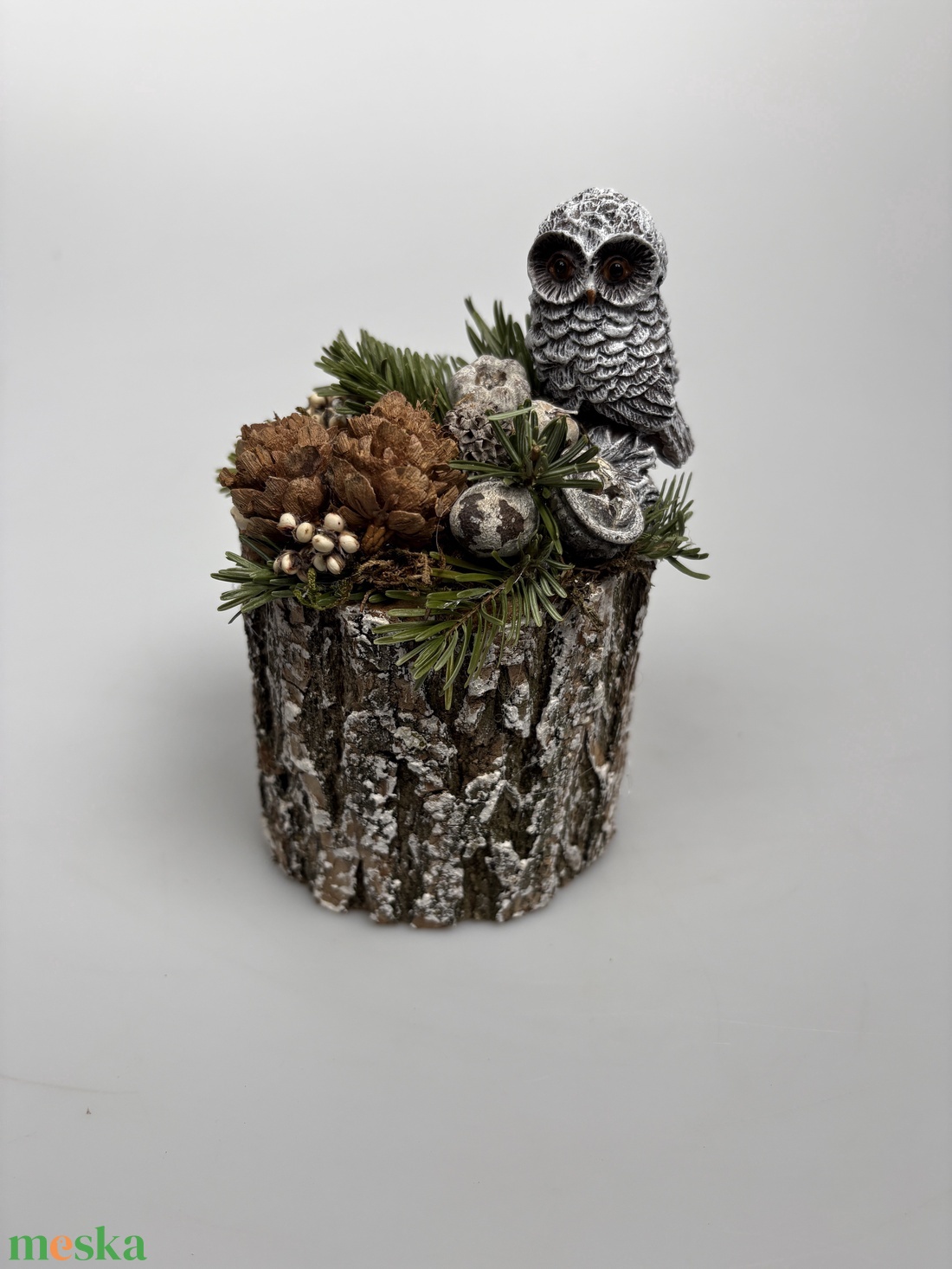 Újévi fogadalom teljesítéséhez segítséget nyújtó, magaslaton pihenő fehér baglyos téli asztaldísz  - otthon & életmód - dekoráció - virágdísz és tartó - csokor & virágdísz - Meska.hu