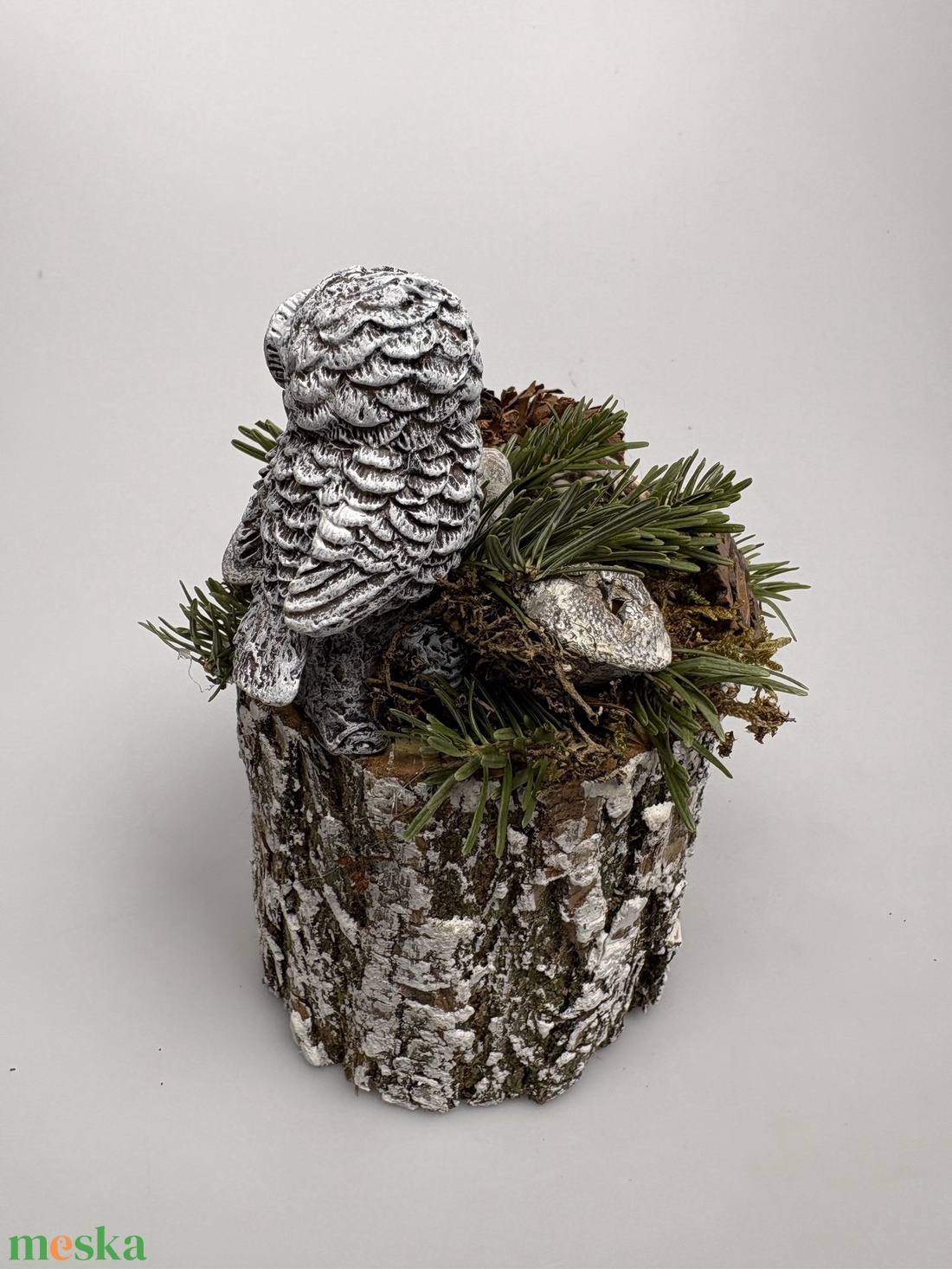 Újévi fogadalom teljesítéséhez segítséget nyújtó, magaslaton pihenő fehér baglyos téli asztaldísz  - otthon & életmód - dekoráció - virágdísz és tartó - csokor & virágdísz - Meska.hu