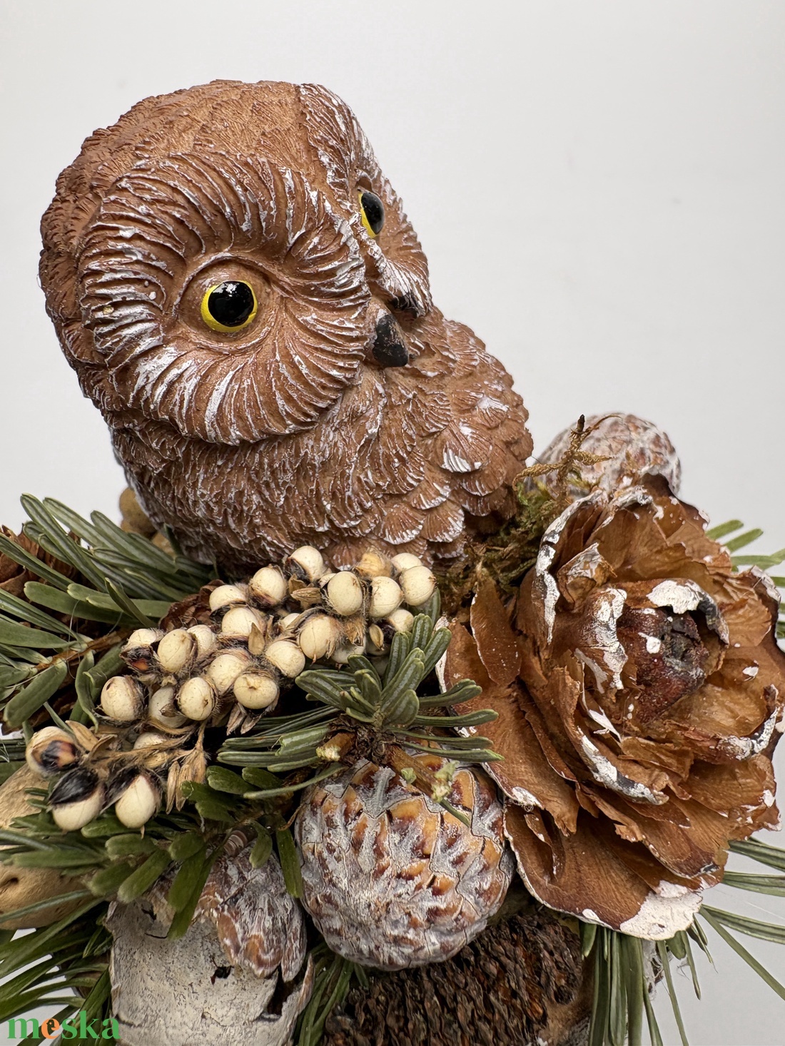 2 újévi fogadalom egy csapásra egy cédrusrózsa mellett balra pihenő barna baglyos téli asztaldísz segítségével - otthon & életmód - dekoráció - virágdísz és tartó - csokor & virágdísz - Meska.hu