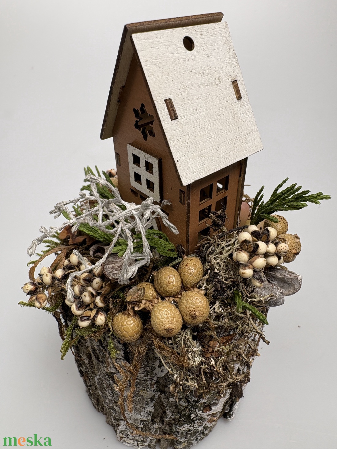 Barna házikó a hegytetőn - szombolikus virágdísz, ha magányra, pihenésre vagy elvonulásra vágysz - otthon & életmód - dekoráció - virágdísz és tartó - csokor & virágdísz - Meska.hu