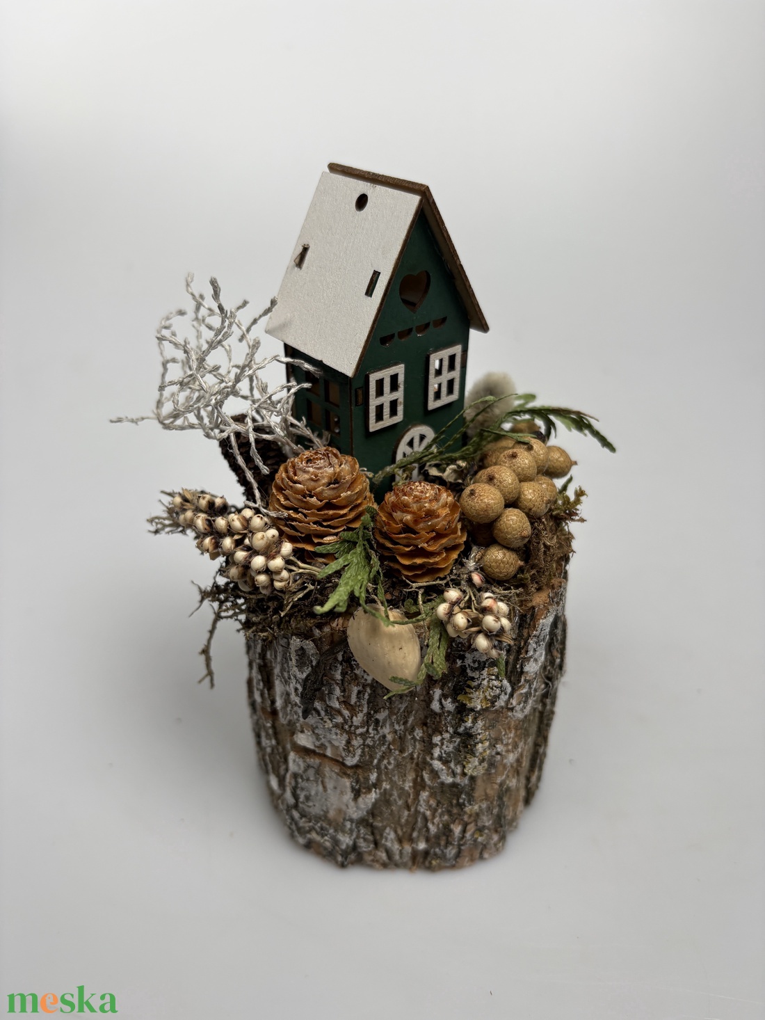 Zöld házikó a hegytetőn - szombolikus virágdísz, ha magányra, pihenésre vagy elvonulásra vágysz - otthon & életmód - dekoráció - virágdísz és tartó - csokor & virágdísz - Meska.hu