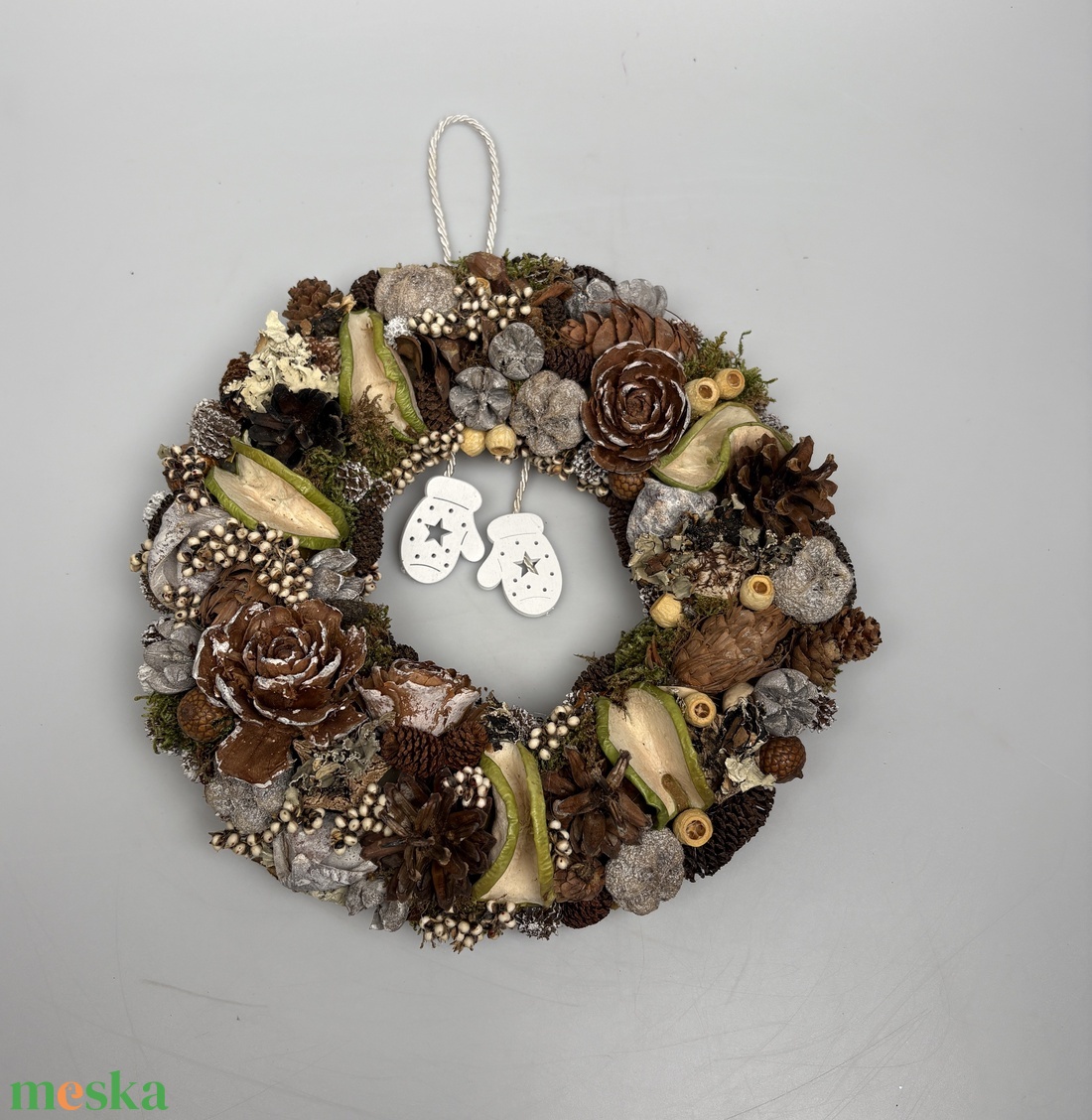 Kesztyűs kézzel - síkalapos terméskopogtató egy pár bájos fehér, himbálózó fakesztyűvel  - otthon & életmód - dekoráció - ajtó- és ablak dekoráció - ajtódísz & kopogtató - Meska.hu