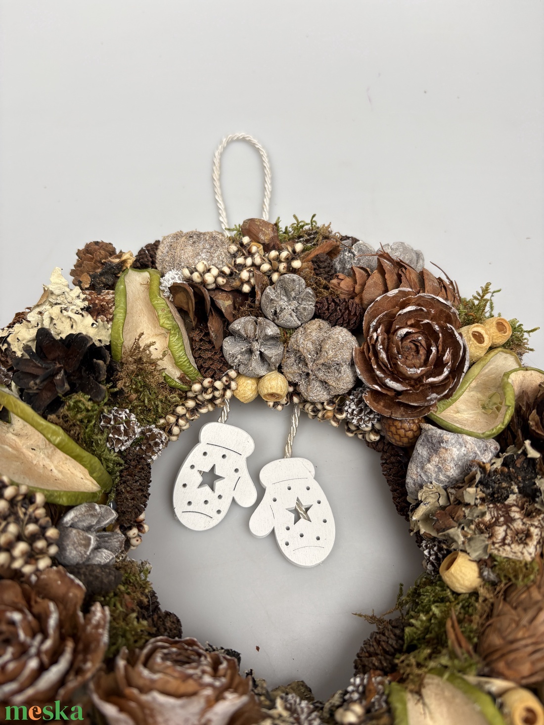 Kesztyűs kézzel - síkalapos terméskopogtató egy pár bájos fehér, himbálózó fakesztyűvel  - otthon & életmód - dekoráció - ajtó- és ablak dekoráció - ajtódísz & kopogtató - Meska.hu