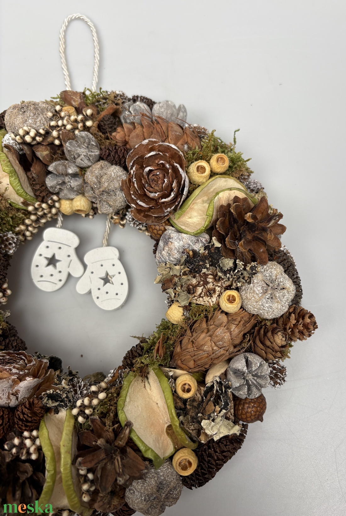 Kesztyűs kézzel - síkalapos terméskopogtató egy pár bájos fehér, himbálózó fakesztyűvel  - otthon & életmód - dekoráció - ajtó- és ablak dekoráció - ajtódísz & kopogtató - Meska.hu