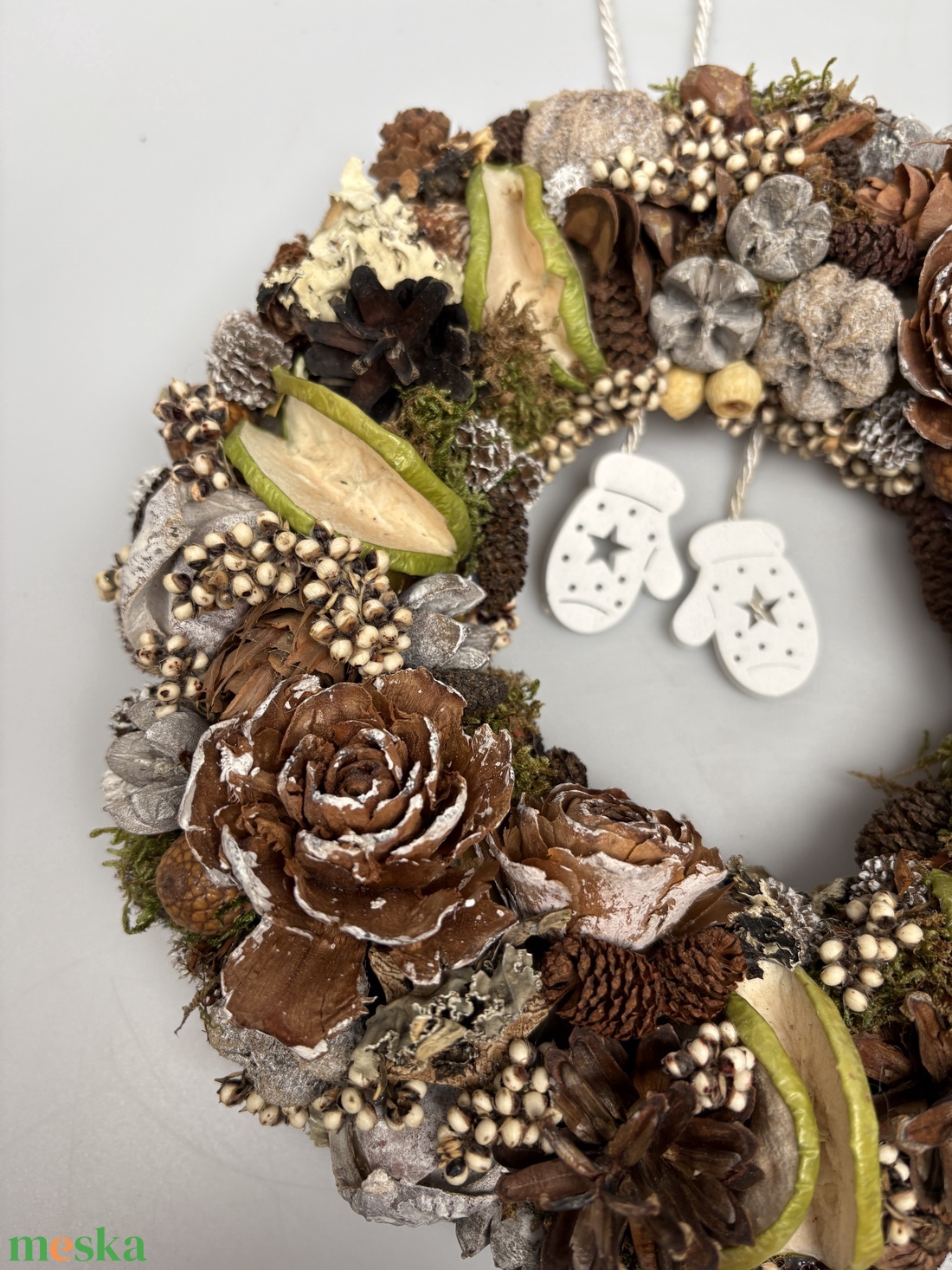 Kesztyűs kézzel - síkalapos terméskopogtató egy pár bájos fehér, himbálózó fakesztyűvel  - otthon & életmód - dekoráció - ajtó- és ablak dekoráció - ajtódísz & kopogtató - Meska.hu