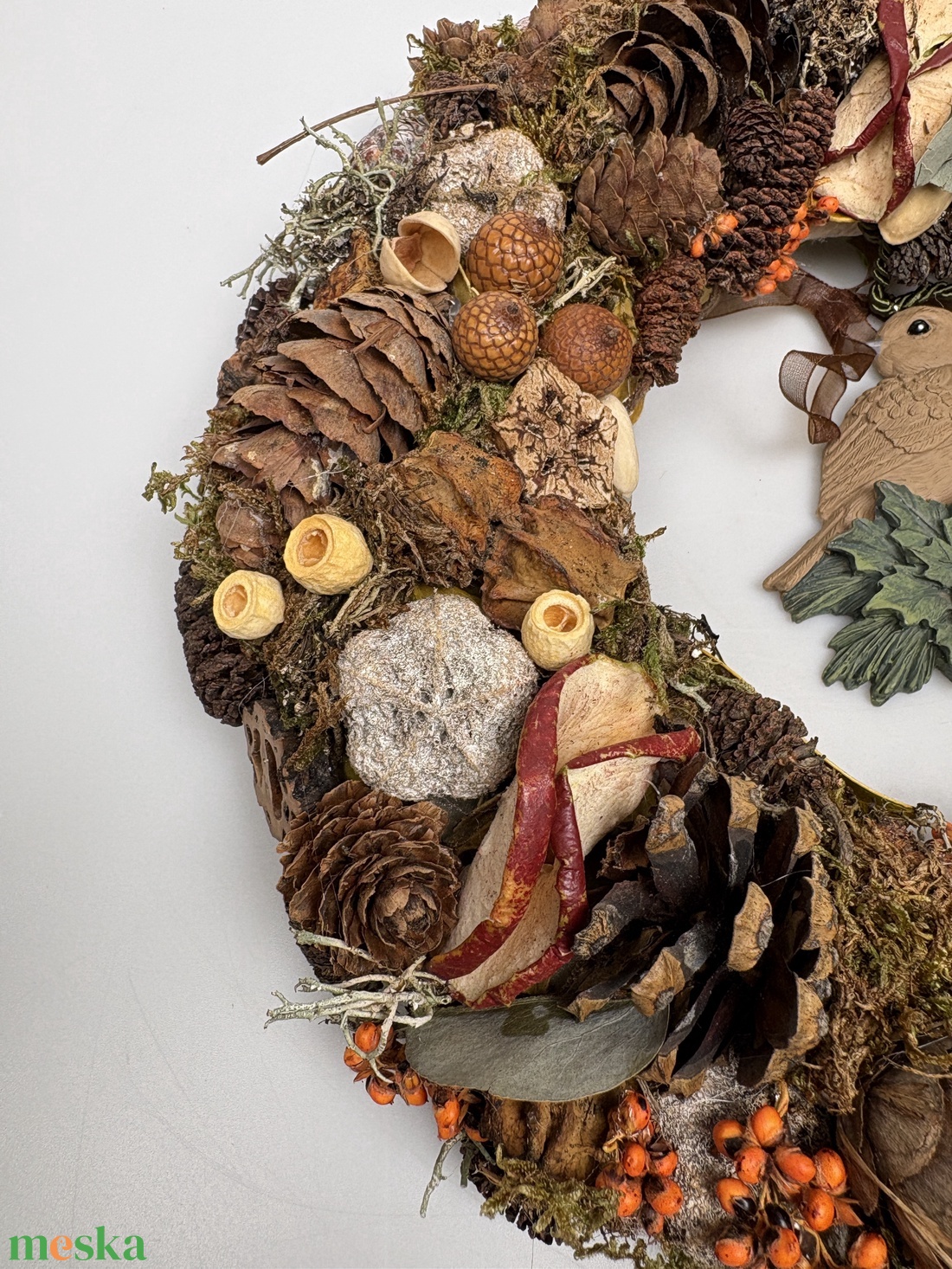 Madáretető - síkalapos terméskopogtató az eleségben gyönyörködő, himbálózó madárkával  - otthon & életmód - dekoráció - ajtó- és ablak dekoráció - ajtódísz & kopogtató - Meska.hu