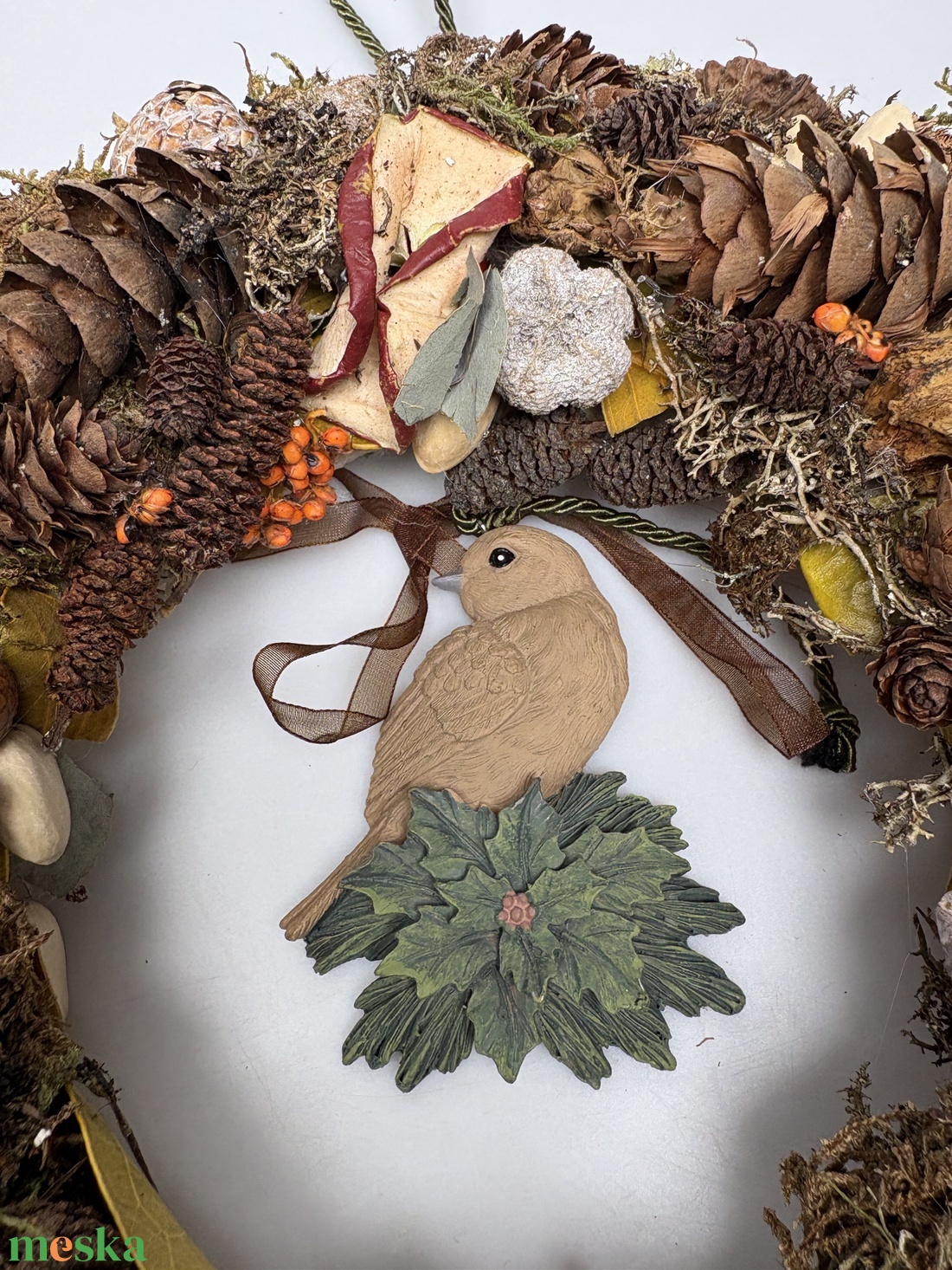 Madáretető - síkalapos terméskopogtató az eleségben gyönyörködő, himbálózó madárkával  - otthon & életmód - dekoráció - ajtó- és ablak dekoráció - ajtódísz & kopogtató - Meska.hu