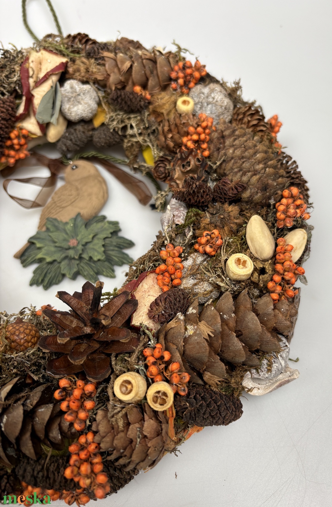 Madáretető - síkalapos terméskopogtató az eleségben gyönyörködő, himbálózó madárkával  - otthon & életmód - dekoráció - ajtó- és ablak dekoráció - ajtódísz & kopogtató - Meska.hu