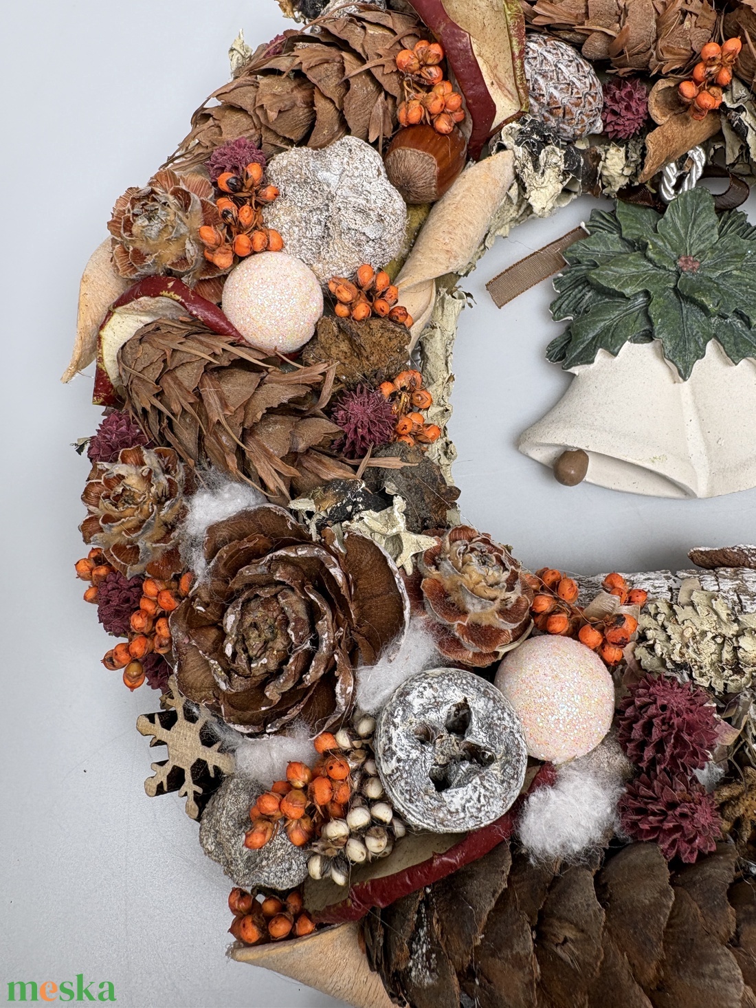 Narancssárga bogyós, síkalapos terméskopogtató himbálózó fehér harangokkal  - otthon & életmód - dekoráció - ajtó- és ablak dekoráció - ajtódísz & kopogtató - Meska.hu