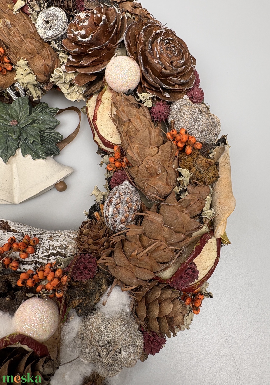 Narancssárga bogyós, síkalapos terméskopogtató himbálózó fehér harangokkal  - otthon & életmód - dekoráció - ajtó- és ablak dekoráció - ajtódísz & kopogtató - Meska.hu