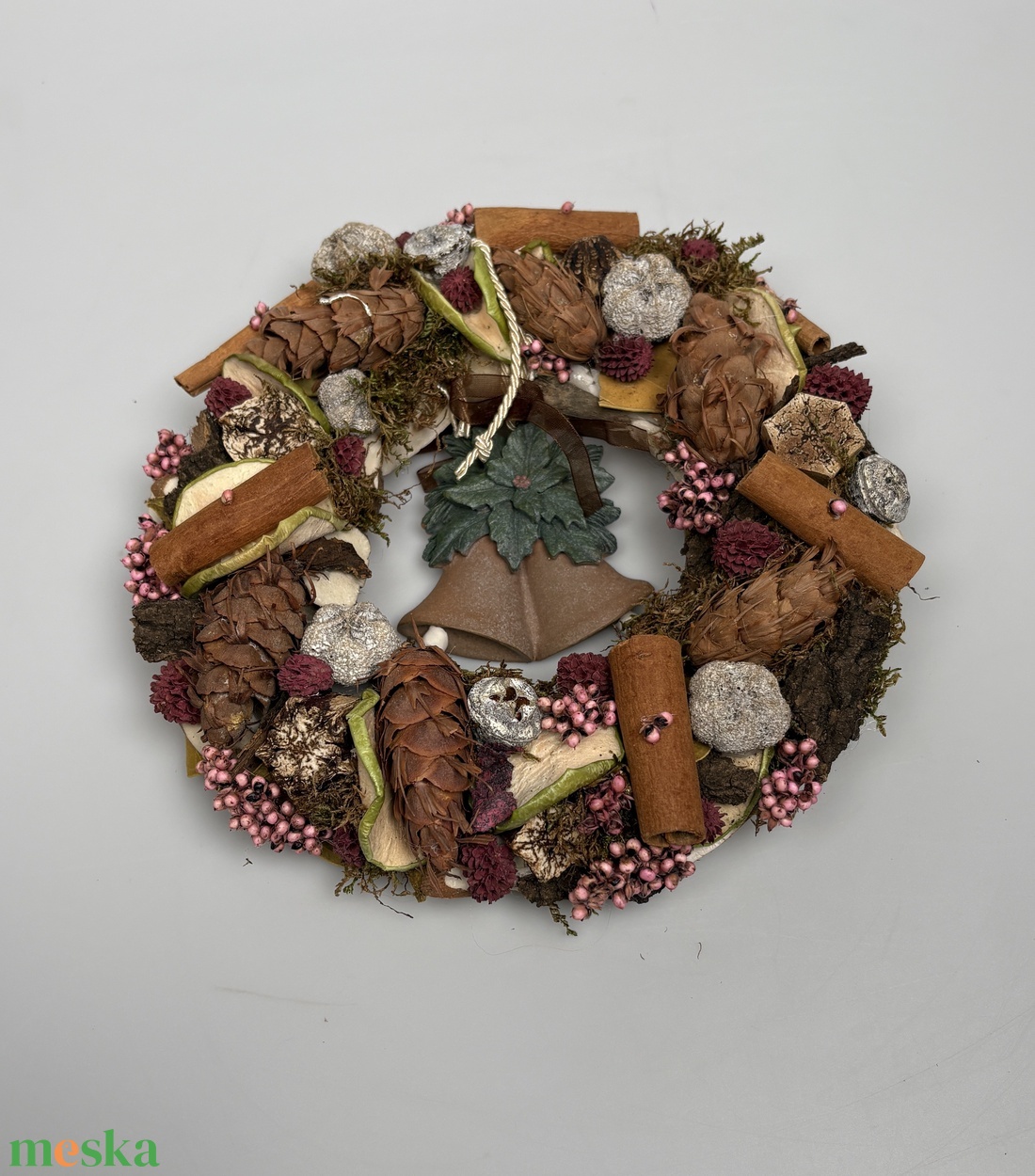 Pinka - harangocska, síkalapos terméskopogtató himbálózó, barna csengőkkel  - otthon & életmód - dekoráció - ajtó- és ablak dekoráció - ajtódísz & kopogtató - Meska.hu