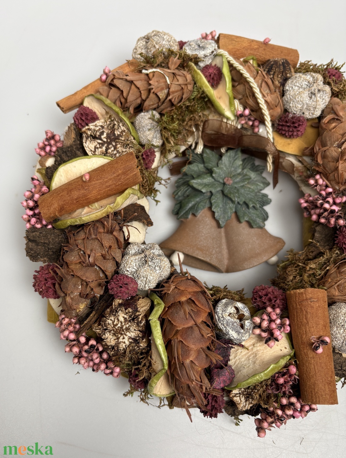 Pinka - harangocska, síkalapos terméskopogtató himbálózó, barna csengőkkel  - otthon & életmód - dekoráció - ajtó- és ablak dekoráció - ajtódísz & kopogtató - Meska.hu