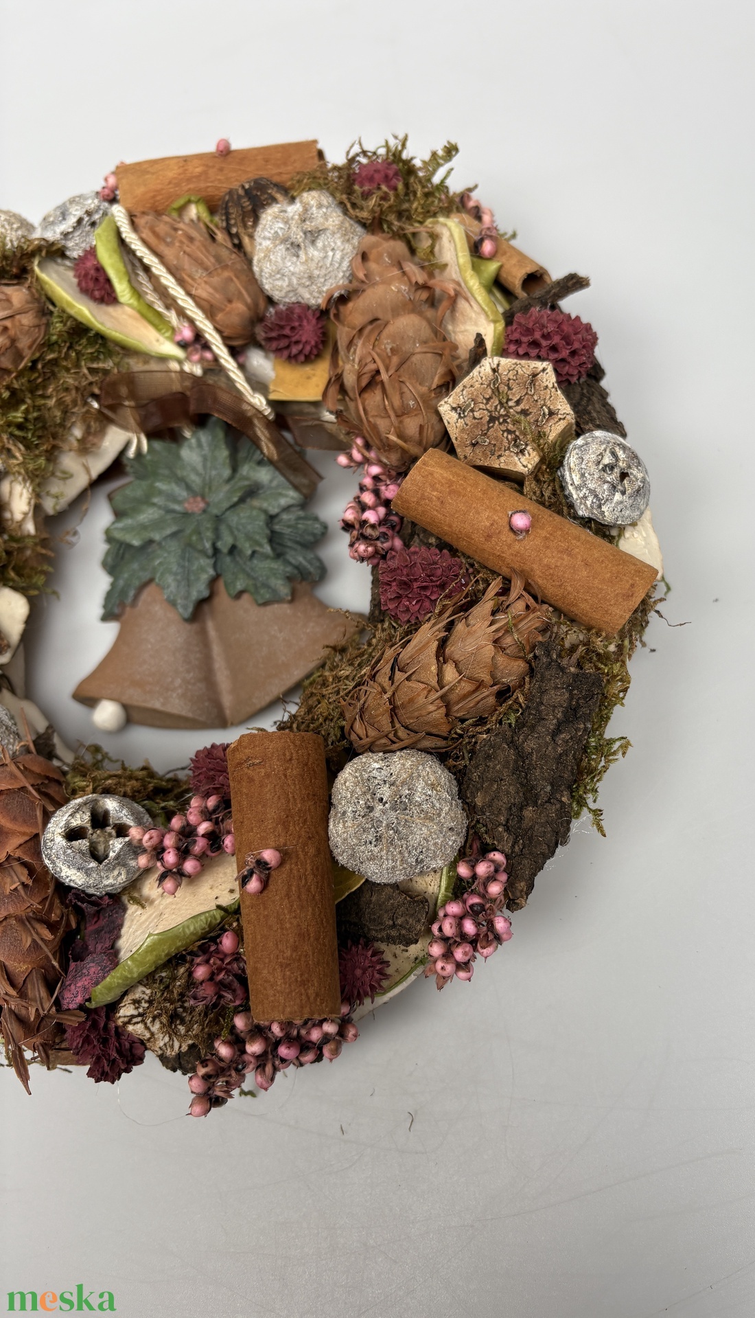 Pinka - harangocska, síkalapos terméskopogtató himbálózó, barna csengőkkel  - otthon & életmód - dekoráció - ajtó- és ablak dekoráció - ajtódísz & kopogtató - Meska.hu