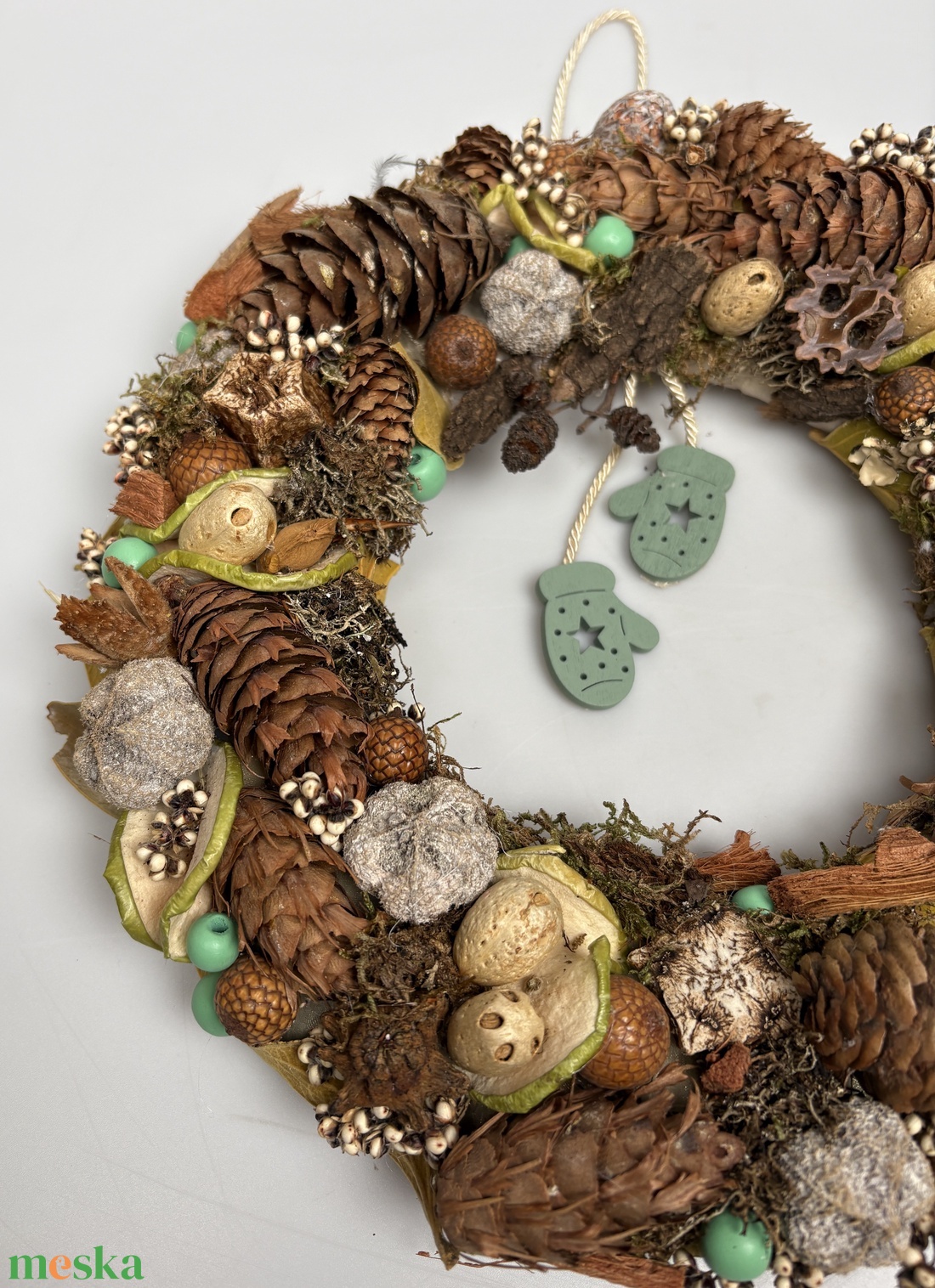 Bogyós, síkalapos terméskopogtató egy pár vagányan himbálózó türkiz zöld kesztyűvel   - otthon & életmód - dekoráció - ajtó- és ablak dekoráció - ajtódísz & kopogtató - Meska.hu