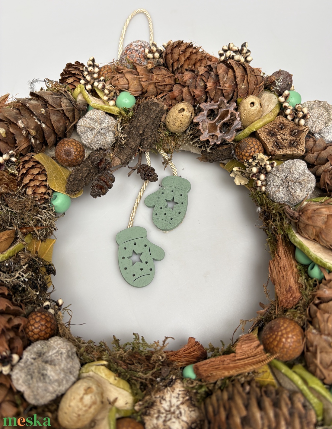 Bogyós, síkalapos terméskopogtató egy pár vagányan himbálózó türkiz zöld kesztyűvel   - otthon & életmód - dekoráció - ajtó- és ablak dekoráció - ajtódísz & kopogtató - Meska.hu